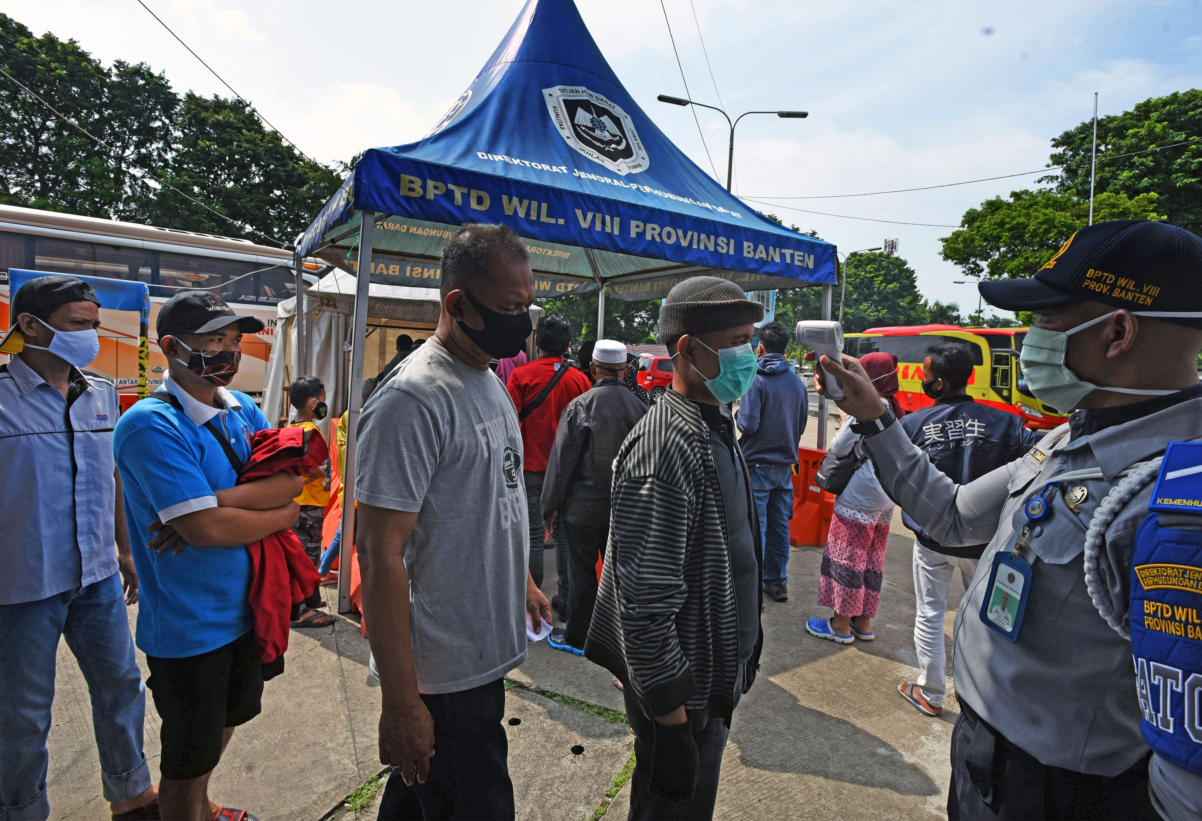  Sejumlah calon penumpang bis antar antre menjalani pemeriksaan suhu tubuh di Terminal Bis Pakupatan Serang, Banteng  Kamis (11/3)