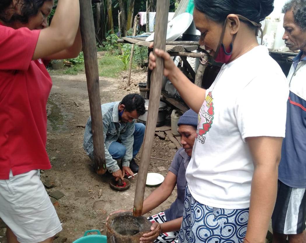 Petani Manggarai Barat Pelajari Pembuatan Pupuk Pestisida