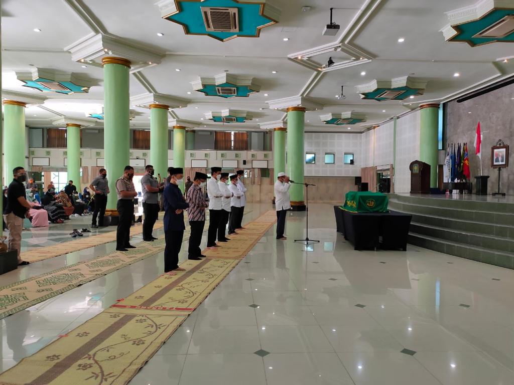 Presiden Joko Widodo menyalatkan jenazah Artidjo Alkostar di UII