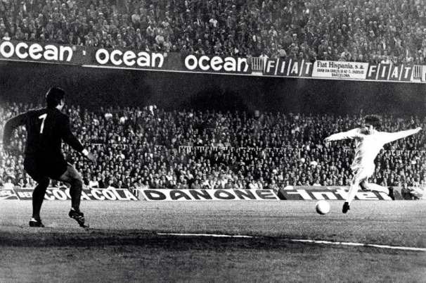 Peter Lorimer (kanan) mencetak gol untuk Leeds United saat melawan Barceloan dalam semifinal Piala Eropa 26 April 1975 di Muenchen, Jerman. 