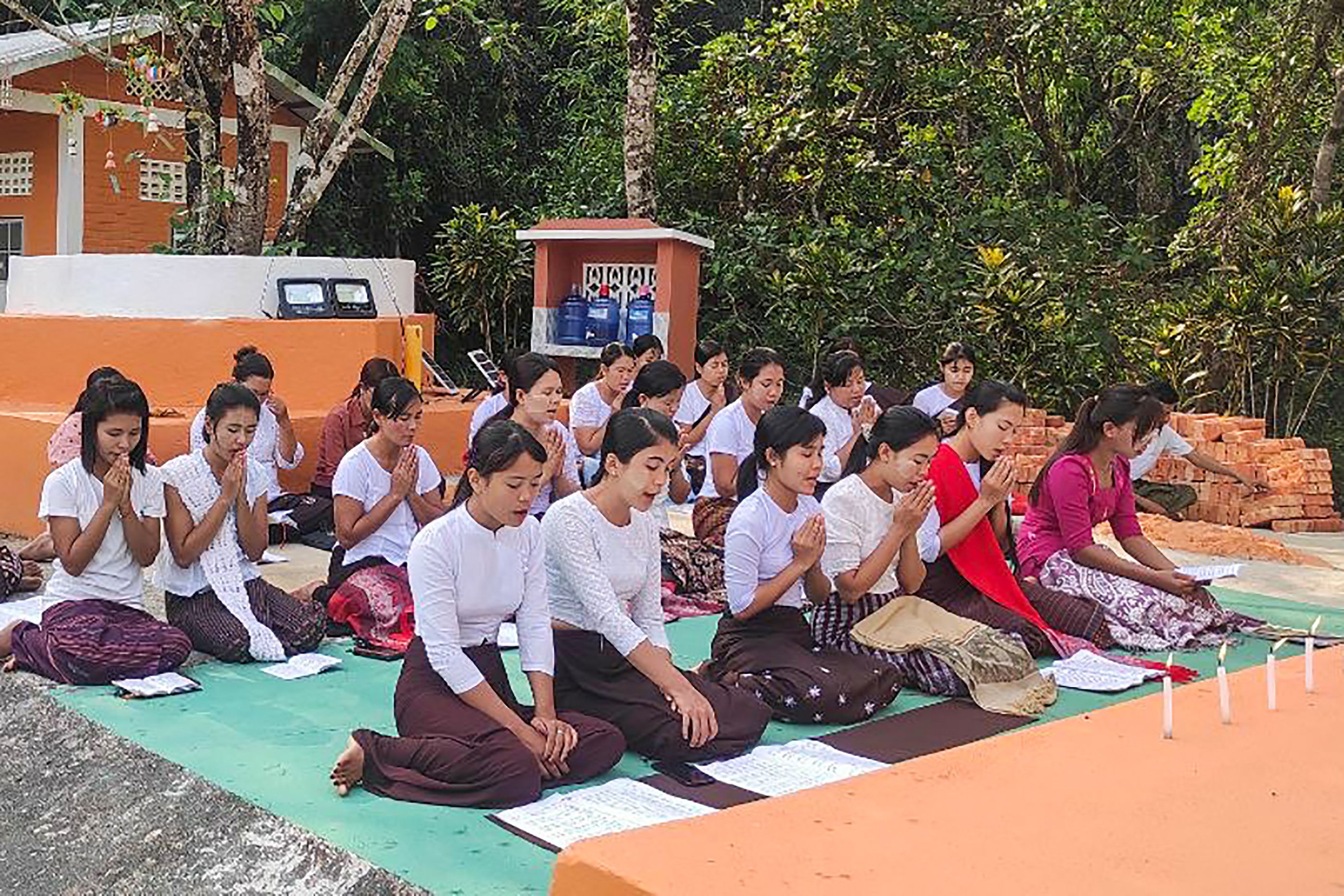 Sejumlah perempuan menggelar doa bersama memprotes aksi kudeta militer di sebuah pagoda di Dawei, Myanmar.