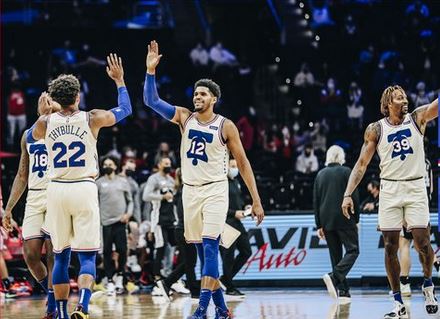 Para pemain Philadelphia 76ers merayakan kemenangan mereka atas San Antonio Spurs di laga NBA.