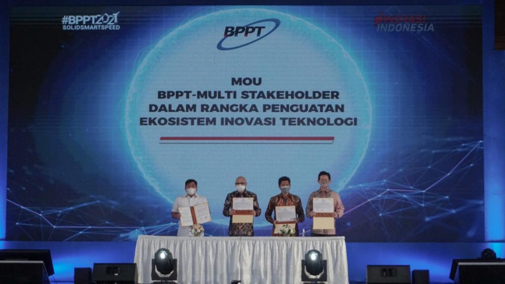 Penandatanganan MoU inovasi kapal mini LNG oleh Samudera Indonesia dengan BPPT dan ITS, Senin (8/3).