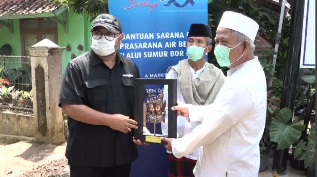 Chief Officer Media Group News M Mirdal Akib (kiri) saat menyerahkan plakat kepada Pembina Pondok Pesantren Daarunashbi H Elim Nurdin.