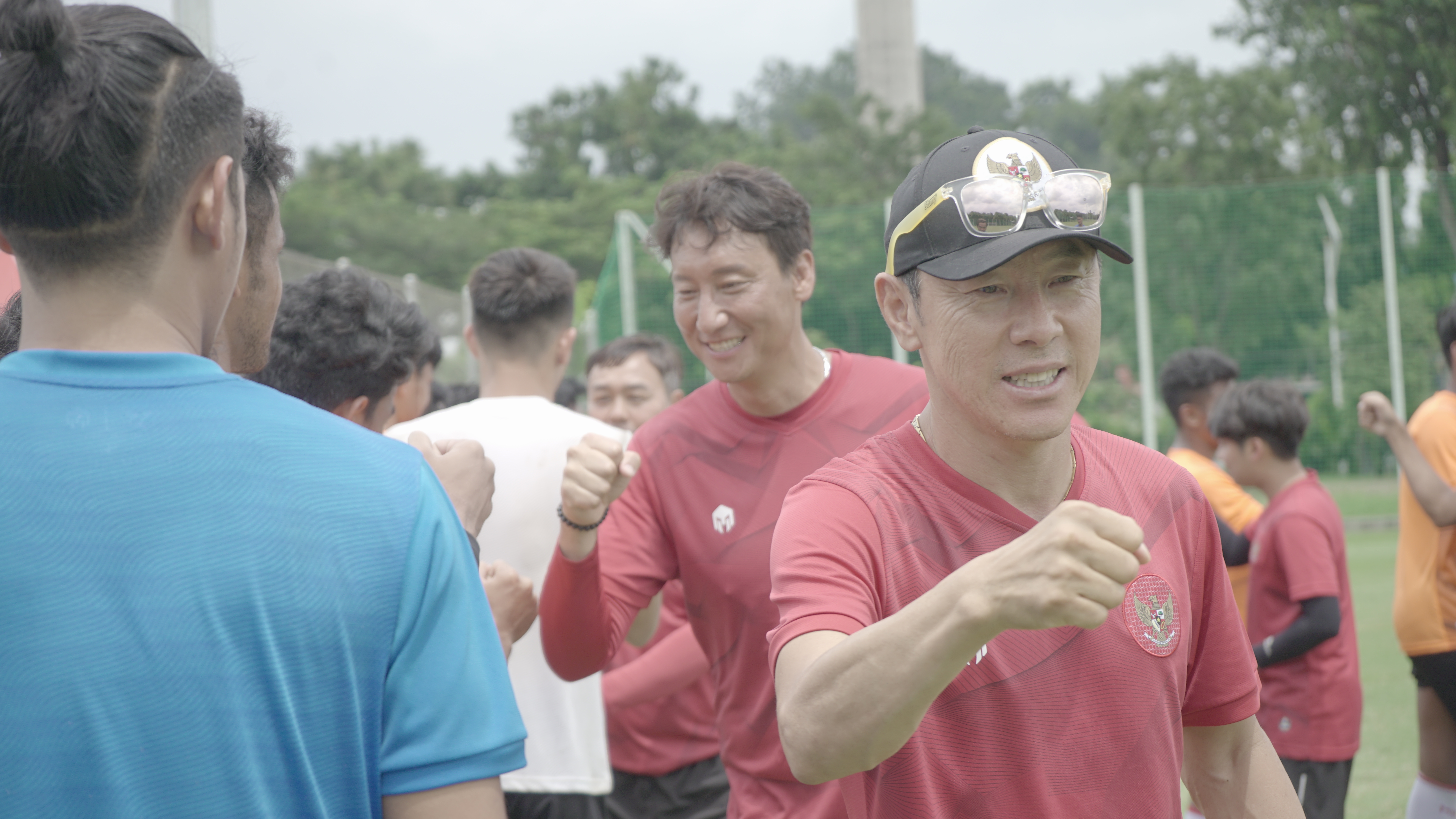 Pelatih Timnas Shin Tae Young (Kanan) bersama dengan para pemain U-23