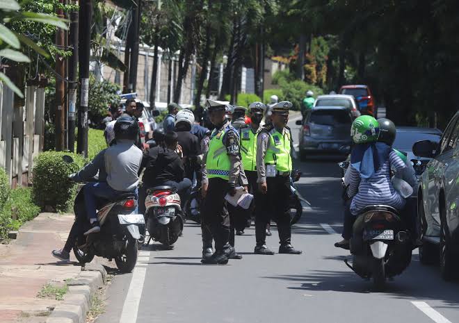 Ilustrasi anggota lantas melakukan razia