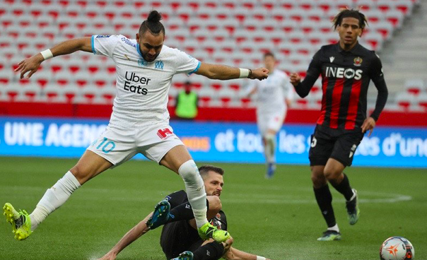 Gelandang OGC Nice Morgan Schneiderlin (tengah) merebut penguasaan bola dari kapten Marseille Dimitri Payet dalam lanjutan Liga Prancis.