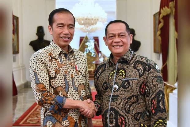 Ketua umum Relawan Buruh For Jokowi (RBFJ) Mudhofir Khamid dan Presiden Jokowi.