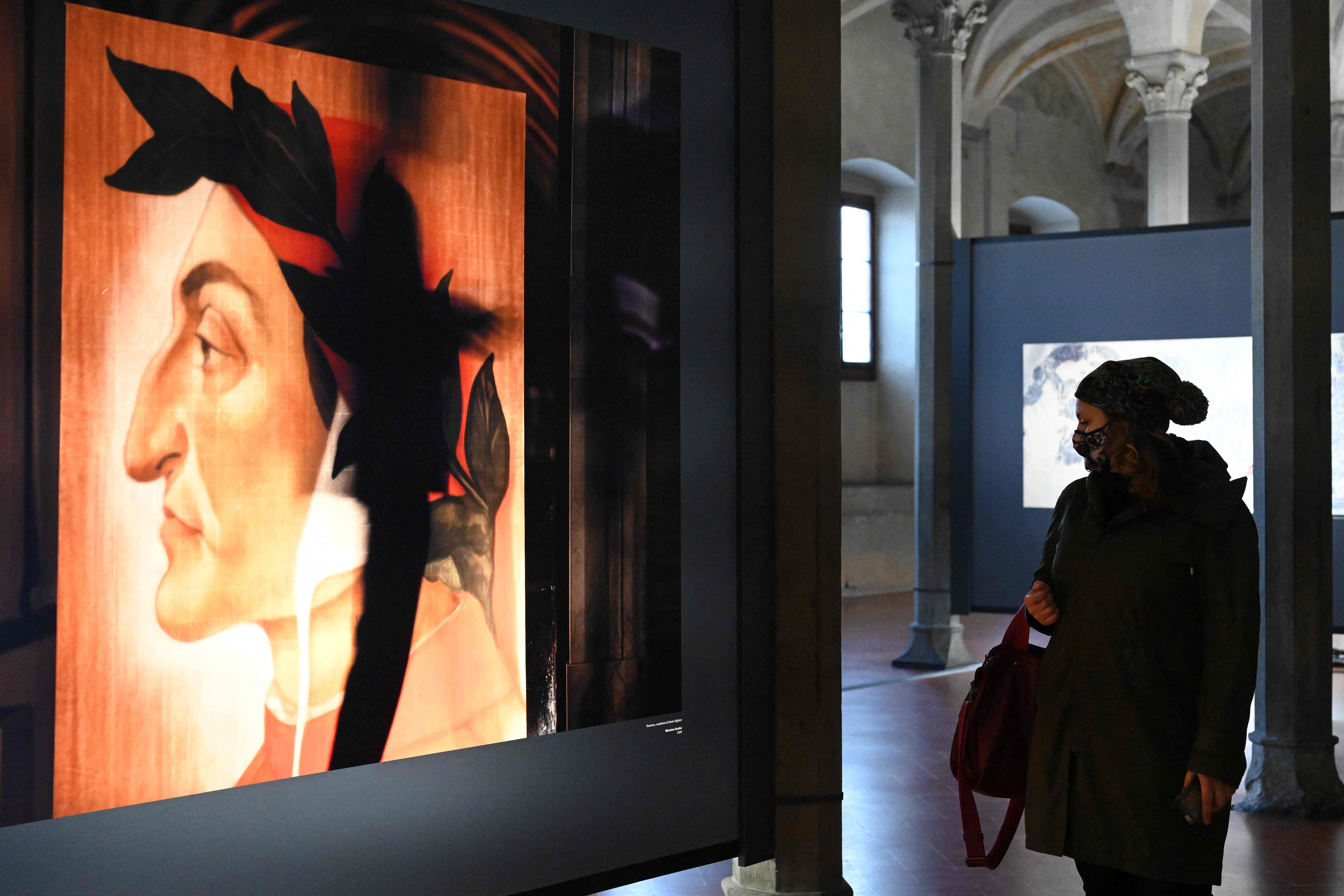 Pengunjung melihat pameran 