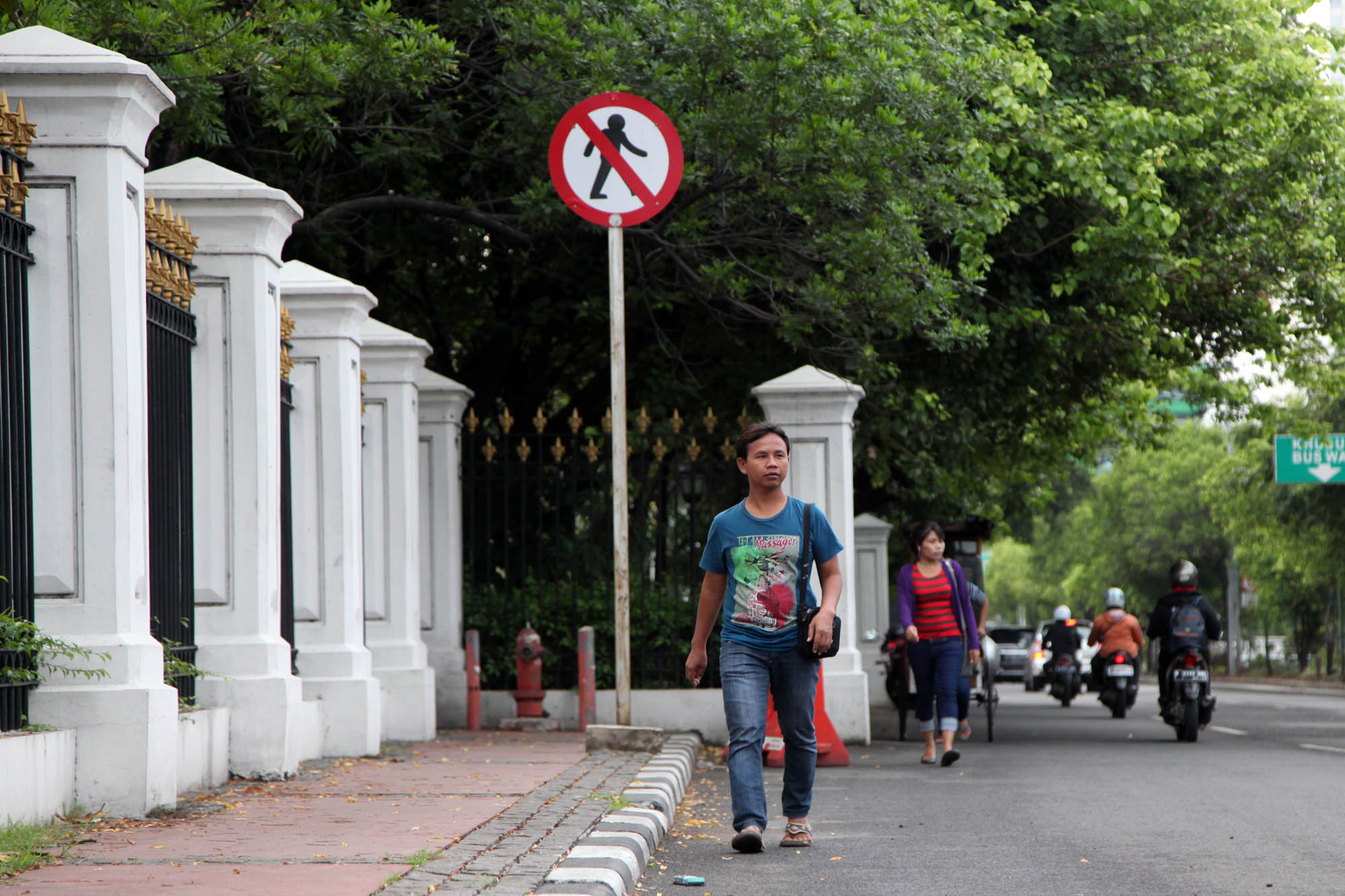 Istana Kepresidenan sisi Jalan Veteran yang terdapat rambu larangan berjalan, Jakarta Pusat.