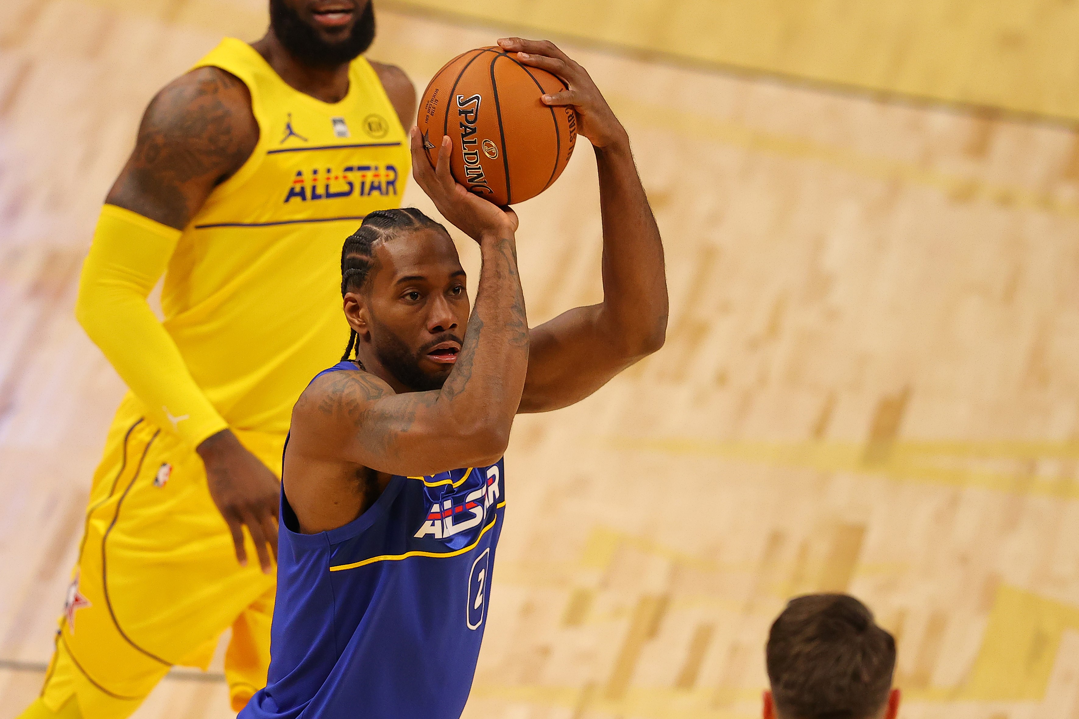 Bintang Los Angeles Clippers, Kawhi Leonard, siap melakukan tembakan saat laga Liga NBA.