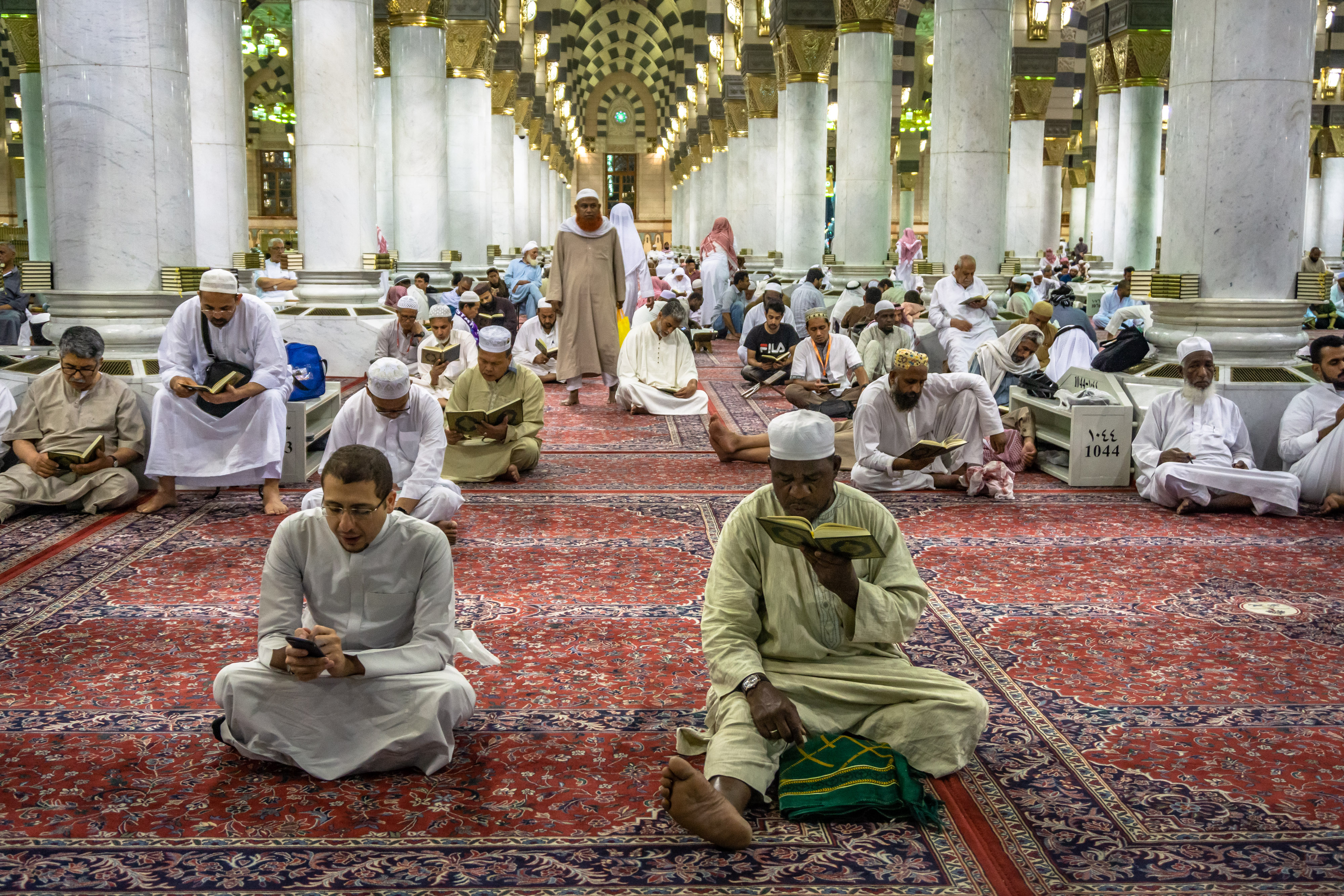 Sebelum pandemi: Sejumlah umat muslim bertadarus Alquran di Masjid Nabawi, Madinah, Arab Saudi, Rabu (8/5/2019).