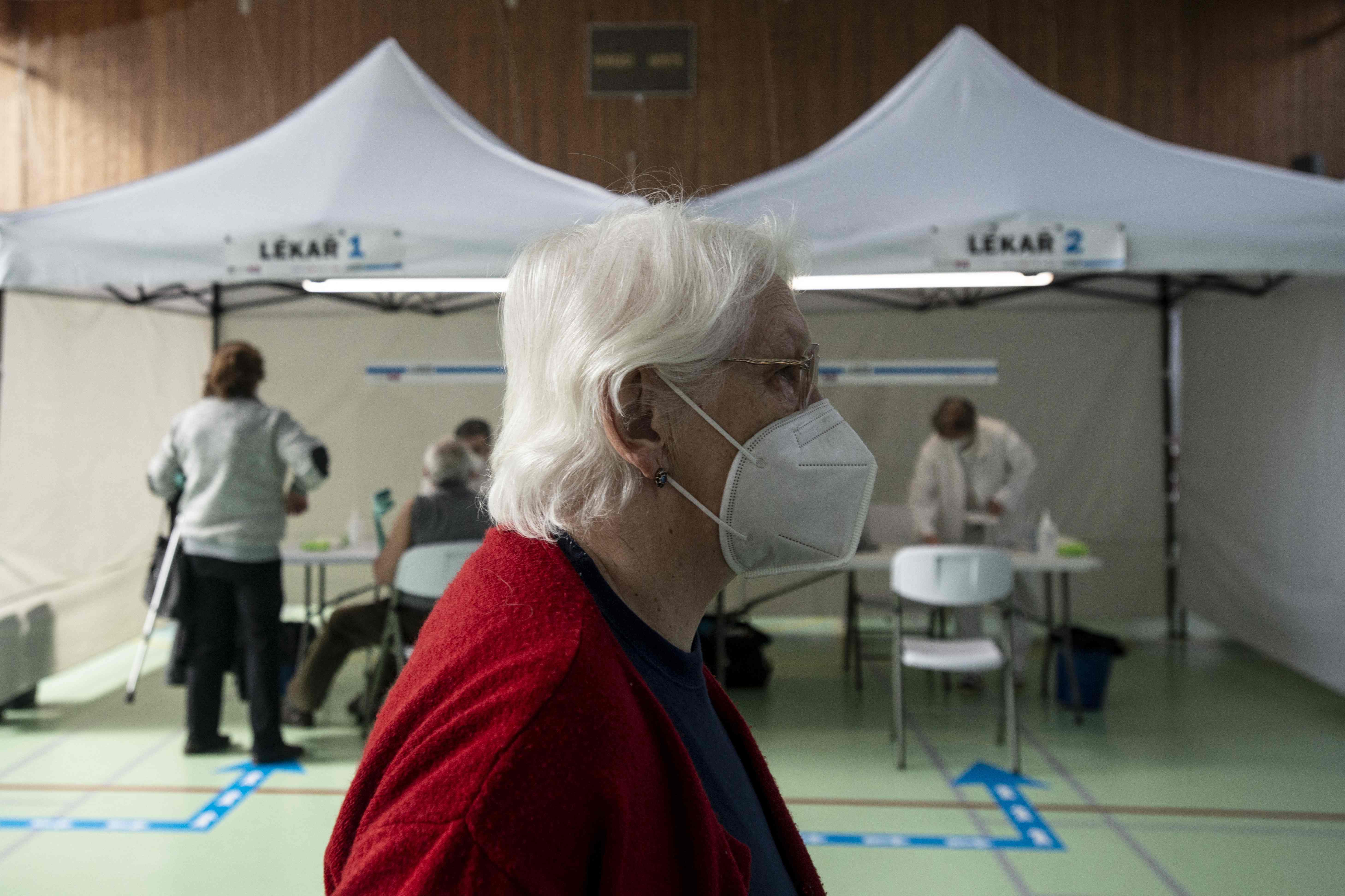 Seorang warga berjalan melintasi tenda tempat vaksinasi covid-19 di Desa Dobrichovice, Rep Ceko.
