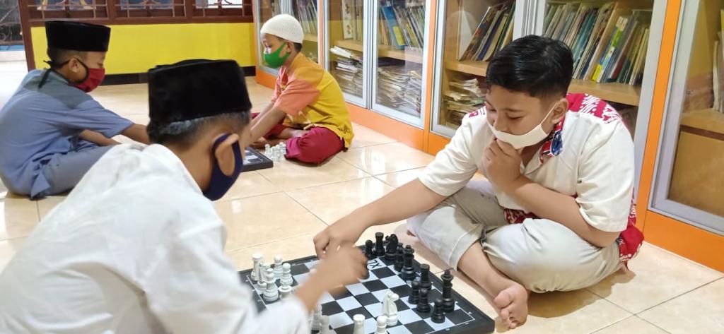 Anak-anak mengisi waktu dengan bermain catur di Rumah Amalia.