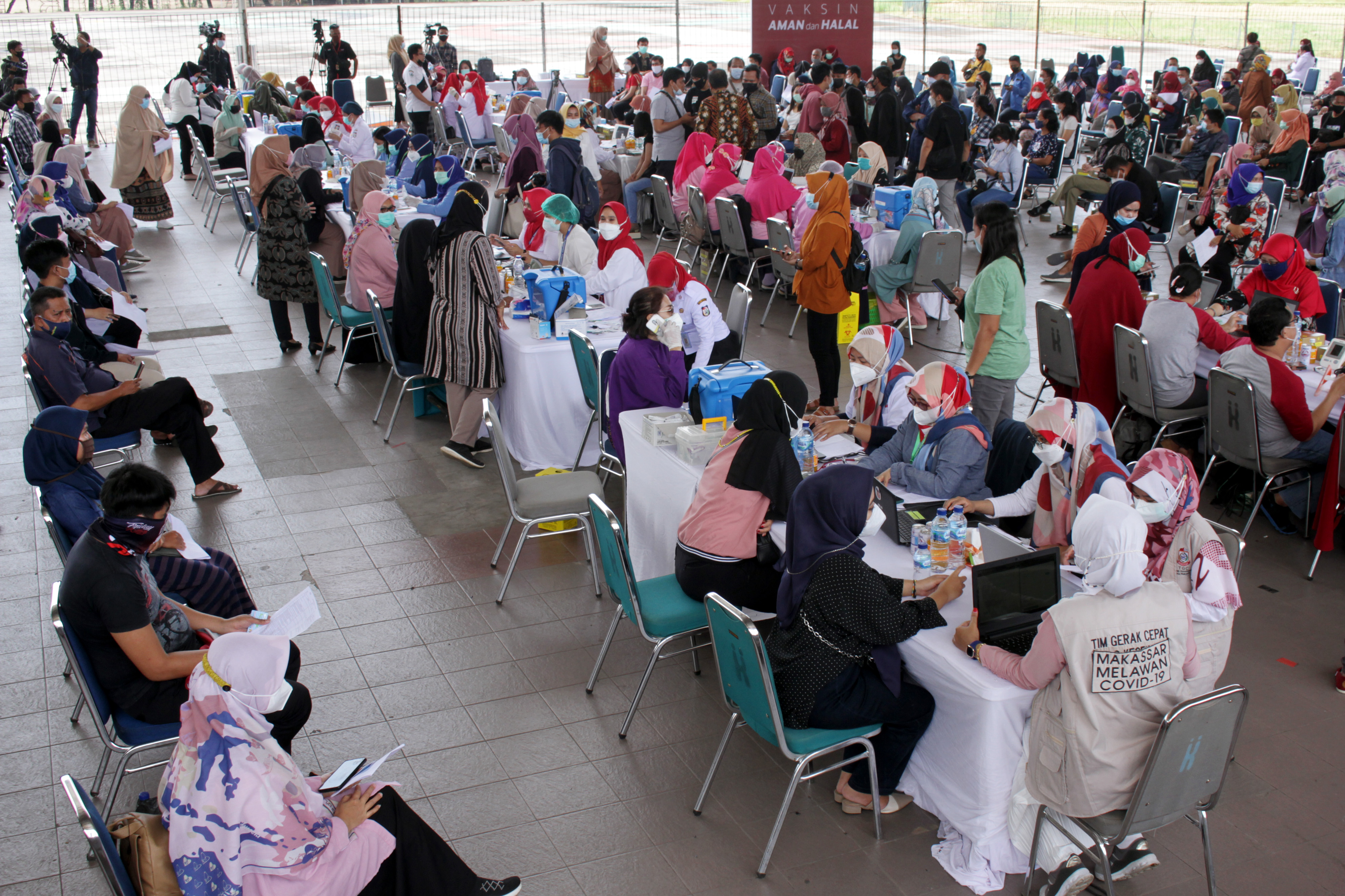 Sejumlah guru mengikuti vaksinasi COVID-19 massal di Makassar, Sulawesi Selatan, Sabtu (27/3/2021).