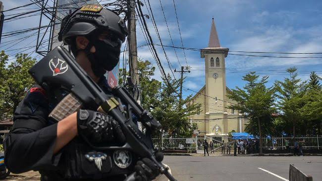 Petugas berjaga di lokasi Gereja Katedral, Makassar