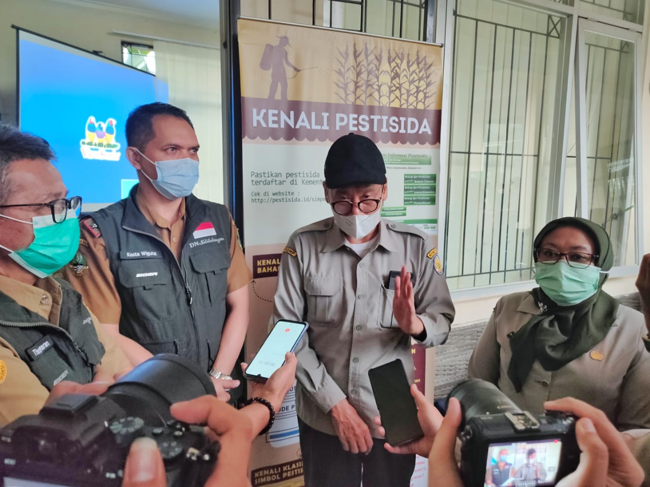 Kepala BPPSDMP, Kementan, Dedi Nursyamsi (memakai topi) diwawancarai wartawan. 