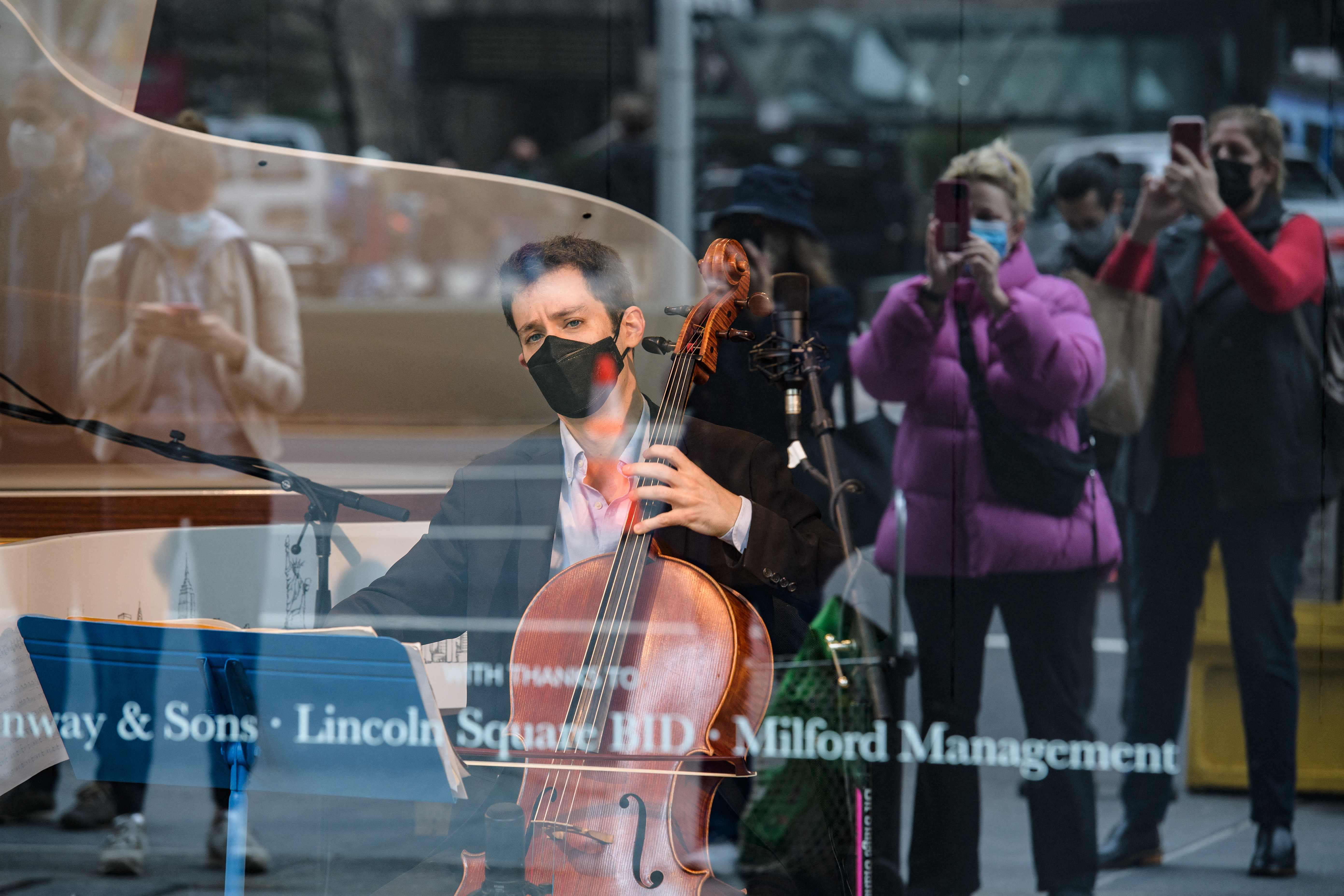 Rindu Panggung, Para Musikus ini Ngamen di Etalase Toko