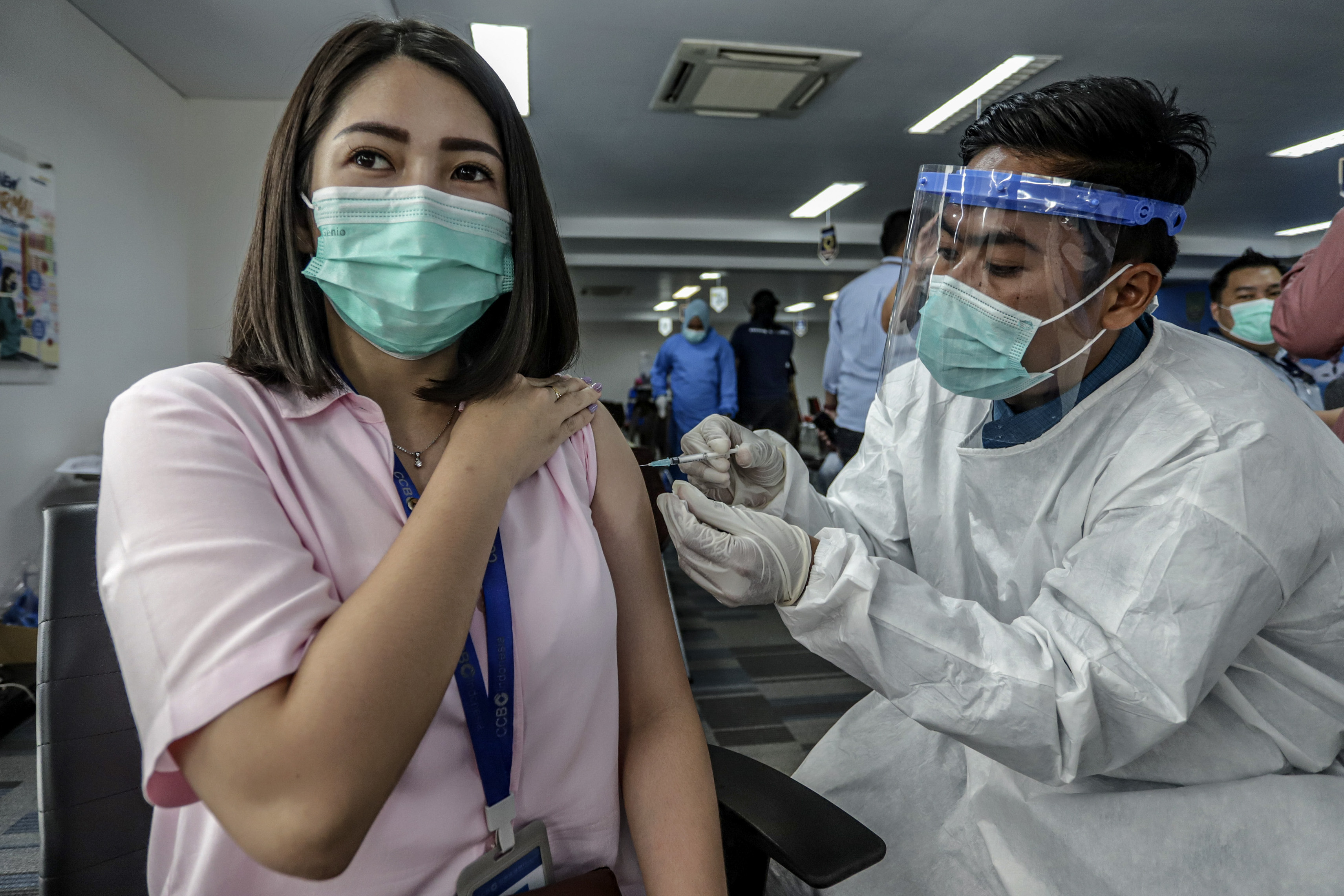 Penyuntikan vaksin Covid-19