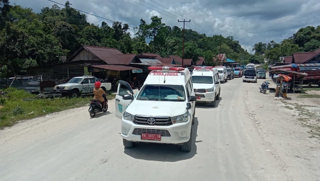 Konvoi tenaga kesehatan keliling distrik dan kampung untuk kampanye prokes menjelang raker Sinode di Kabupaten Maybrat, Papua Barat.
