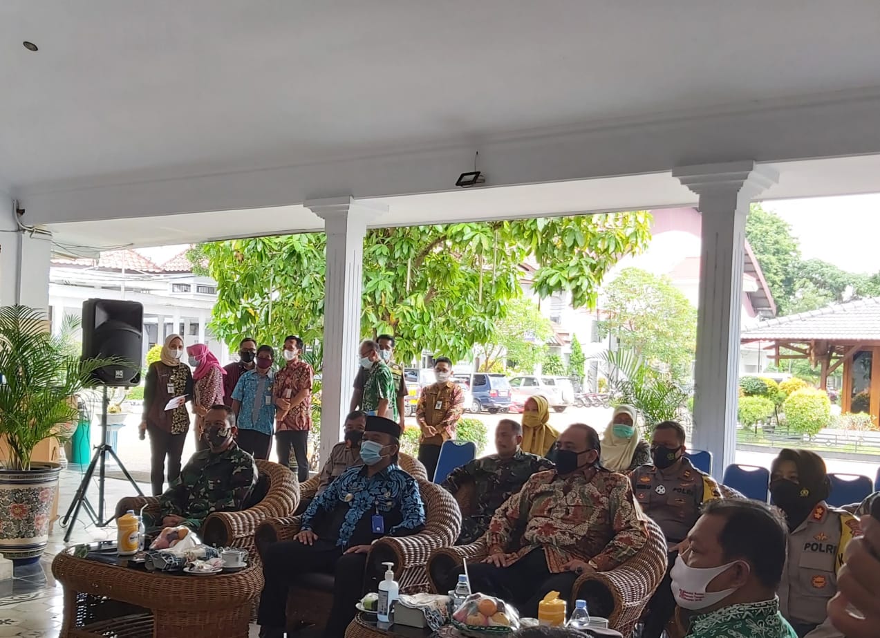 Wali Kota Tegal Dedy Yon Suroyono dan Wakil Wali Kota Tegal Muhammad Jumadi duduk bersama di acara TMMD Sengkuyung, Selasa (2/3/2021).