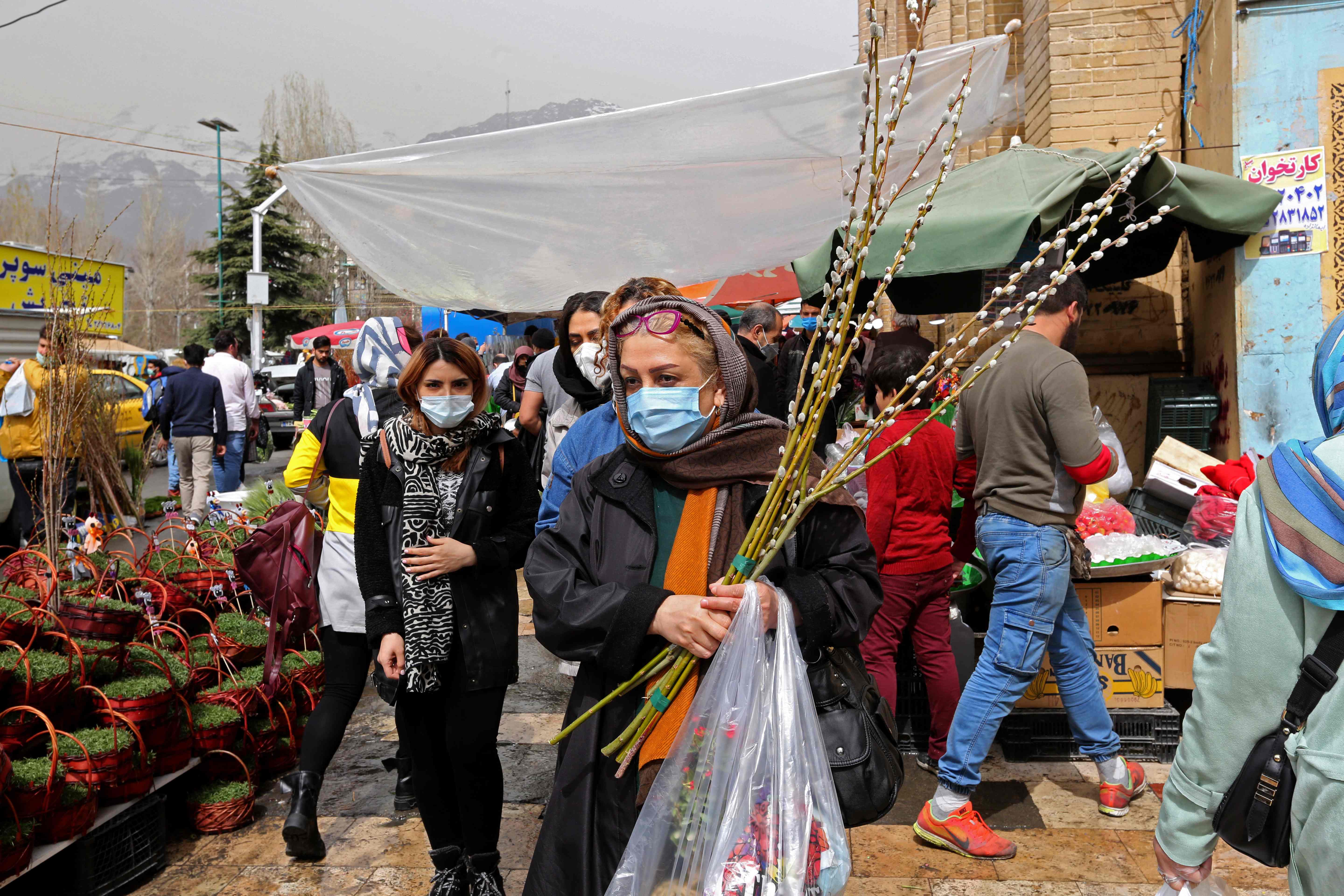 Wrga Iran berbelanja di pasar tradisional menjelang Tahun Baru