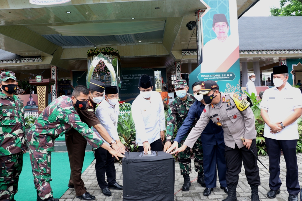 Forkopimda Kota Pematangsiantar, Sumut menekan tombol bersama membuka MTQ ke-53 Tingkat Kota Pematangsiantar, Rabu (24/3/2021)