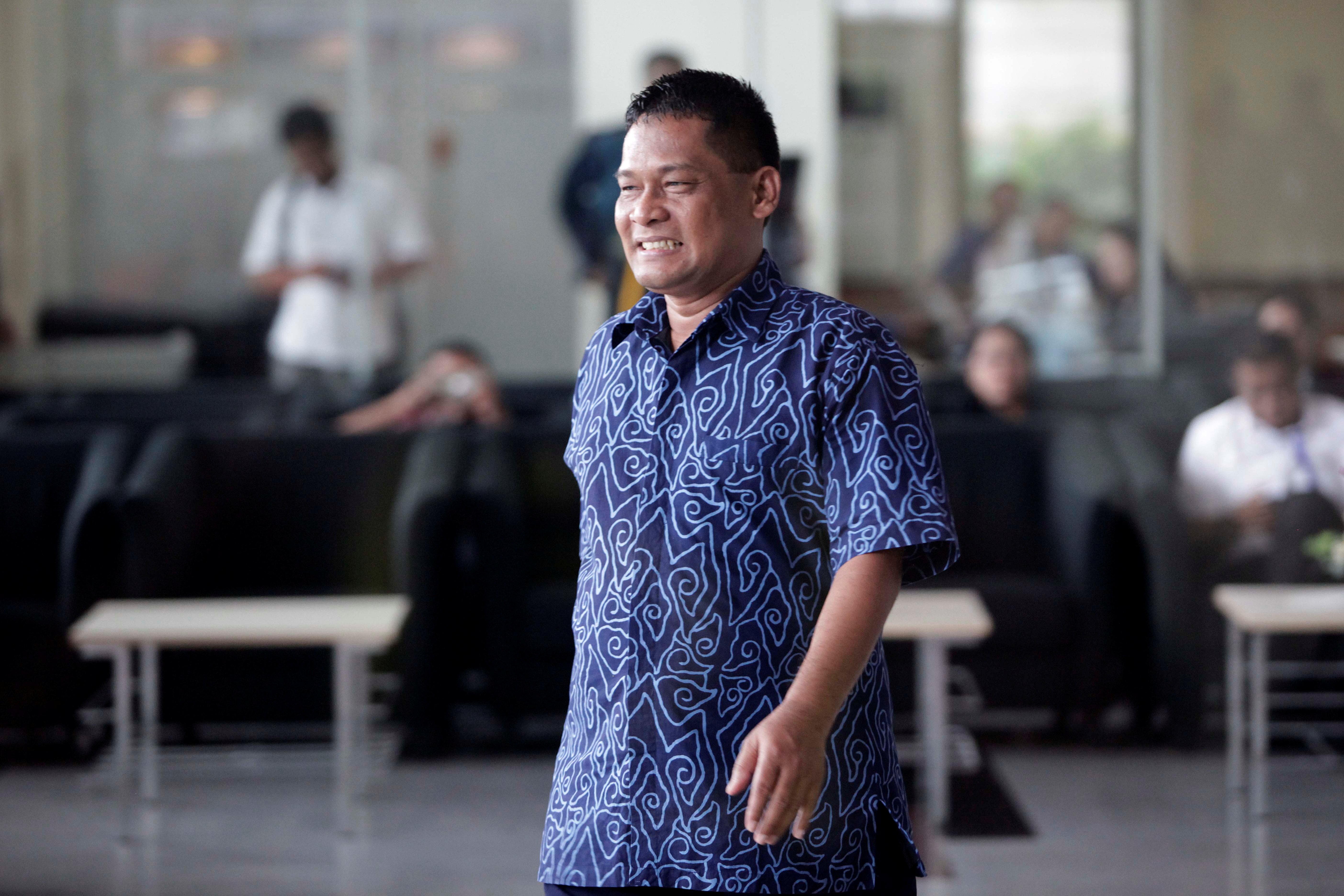 Mantan panitera pengganti Pengadilan Negeri Jakarta Utara, Rohadi, dikawal petugas keluar dari Gedung KPK, Jakarta, beberapa waktu lalu.