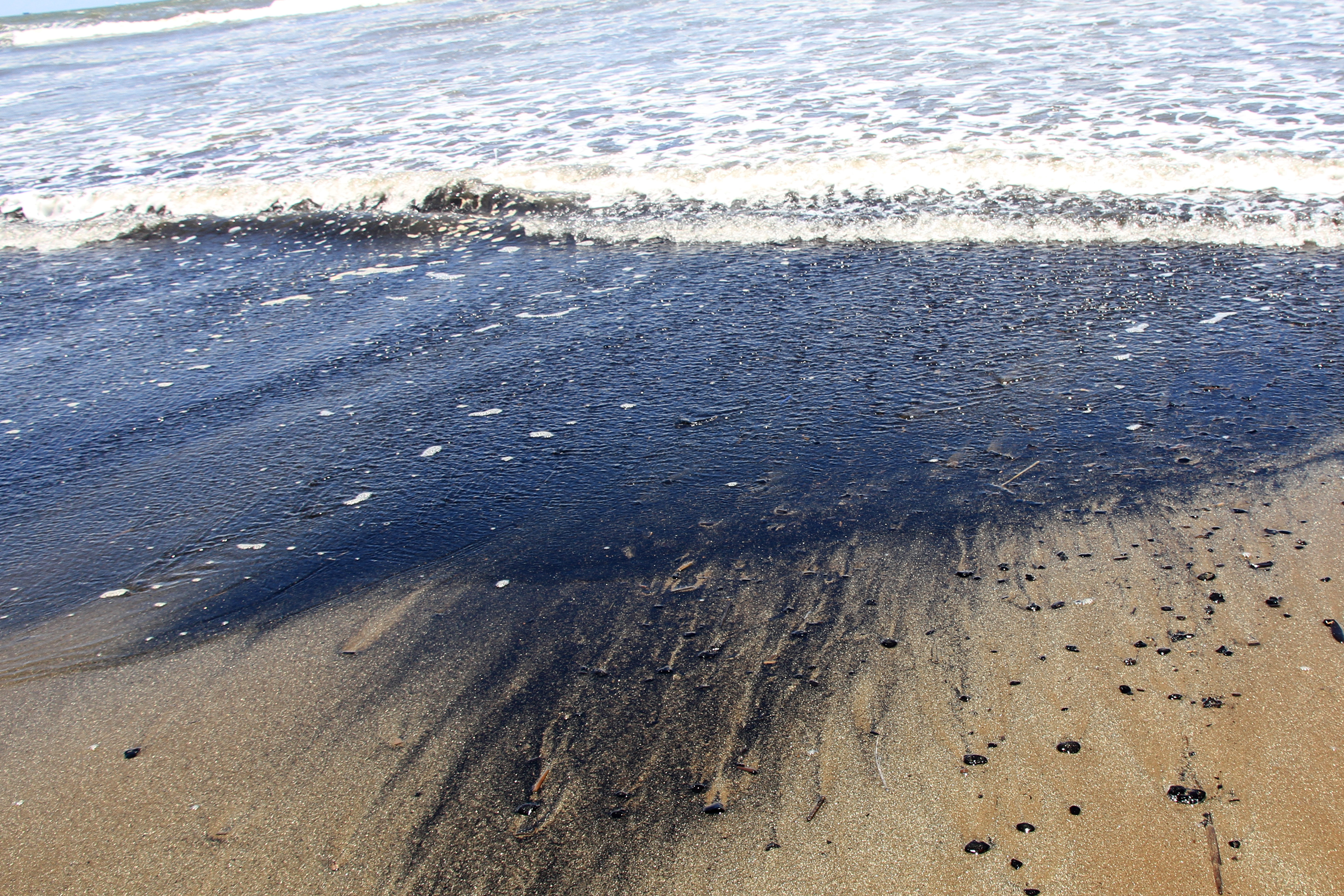 Kawasan pantai yang tercemar limbah batu bara di Desa Peunaga Rayeuk, Kecamatan Meureuboe, Aceh Barat, Aceh, Sabtu (21/3/2020)