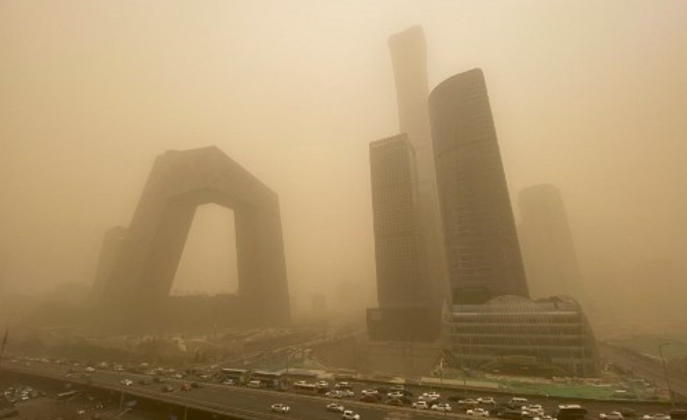 Badai pasir dari Mongolia melanda Beijing, Tiongkok pada Senin, 15 Maret 2021. 