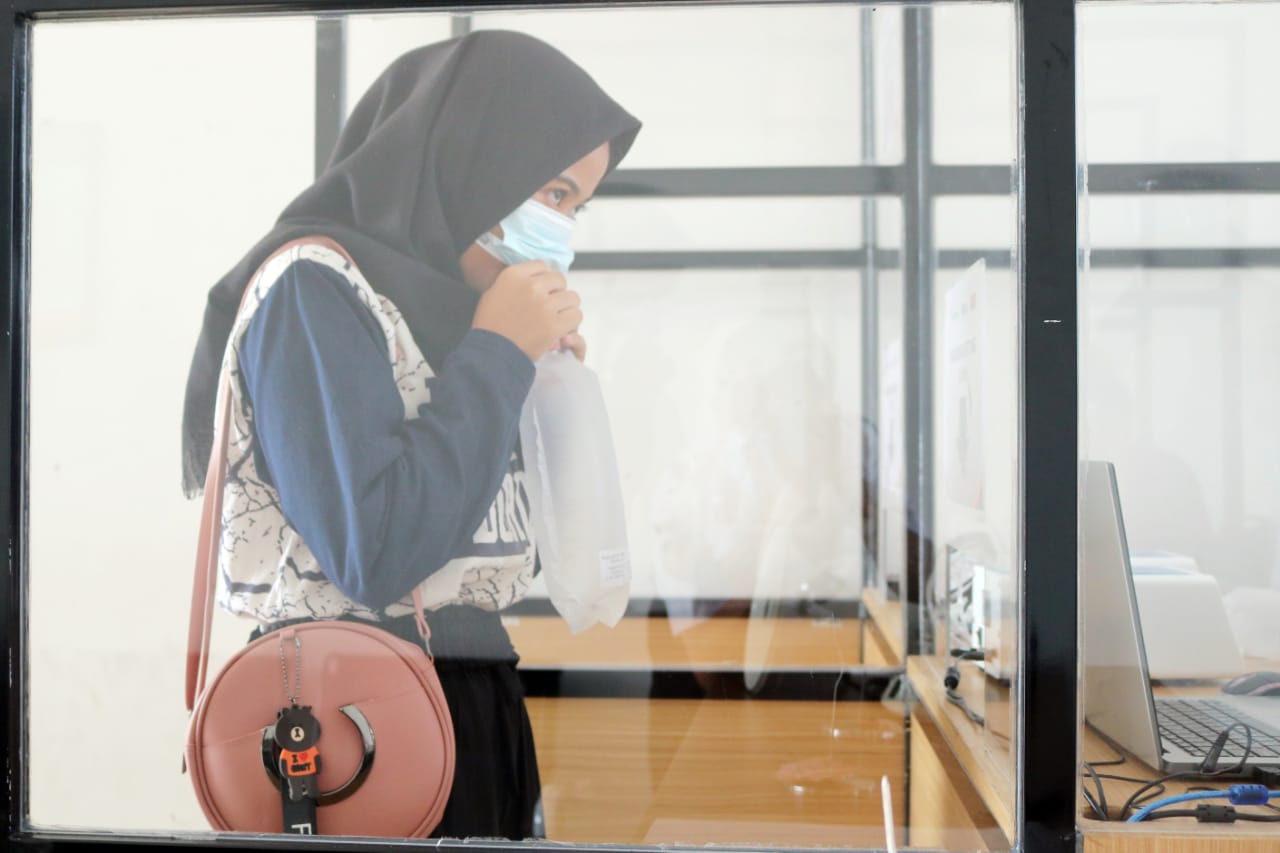 Calon penumpang sedang melakukan tes covid dengan GeNose C19