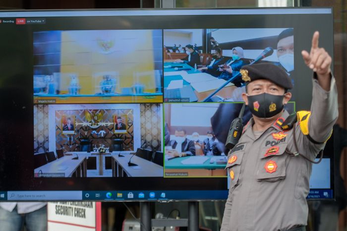 Layar menampilkan suasana sidang perdana kasus pelanggaran protokol kesehatan dengan terdakwa Rizieq Shihab di PN Jaktim, Selasa (16/3/2021)