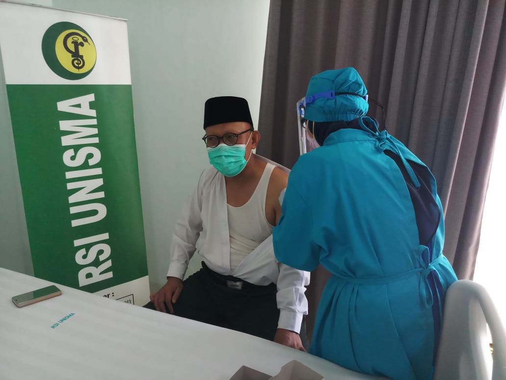  Rektor Universitas Islam Malang (Unisma) Prof H Maskuri menjalani vaksinasi tahap dua, Selasa (16/3). 