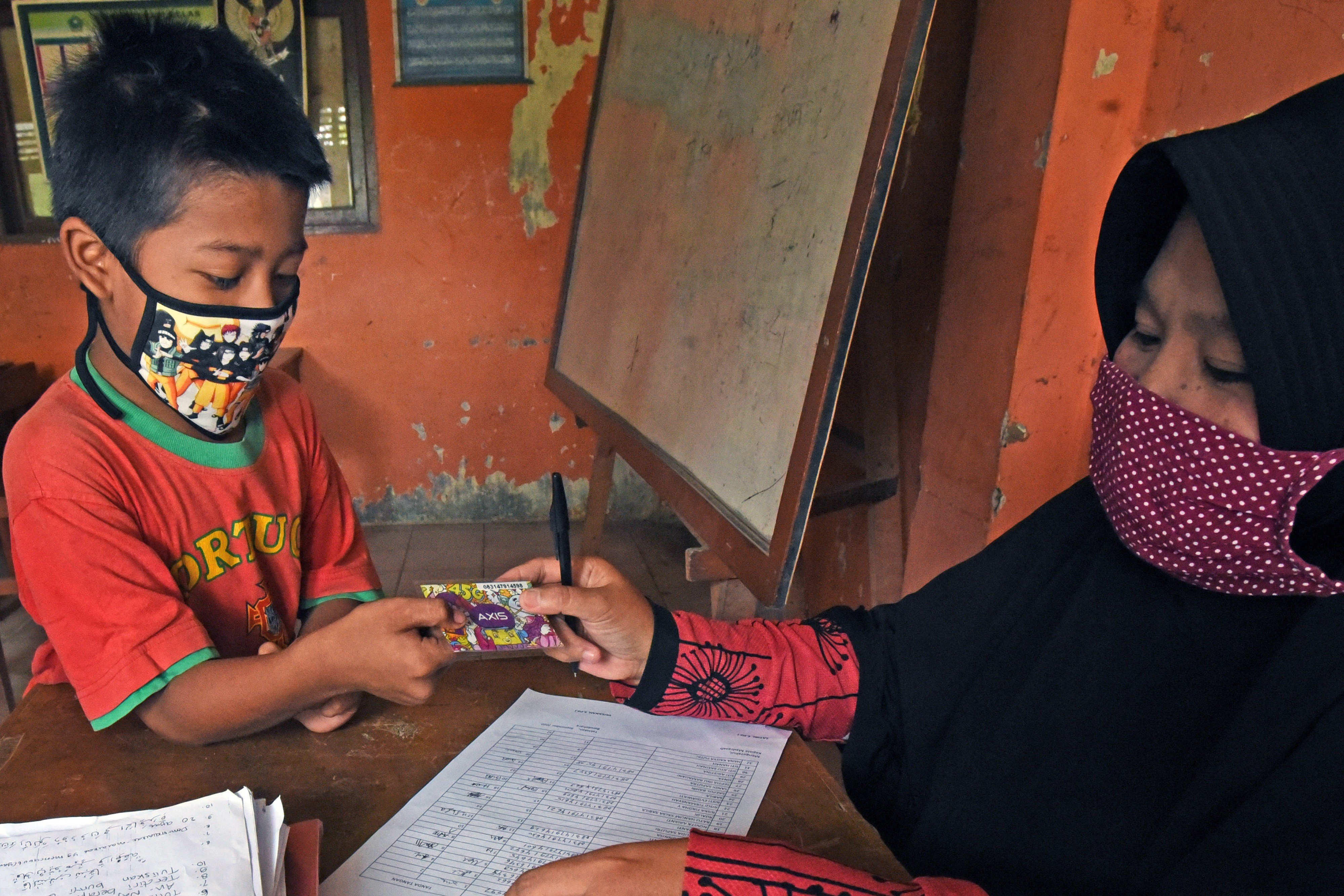 Murid Madrasah Hidayatul Athfal Taktakan menerima kartu internet gratis untuk PJJ di Serang, Banten, beberapa waktu lalu.
