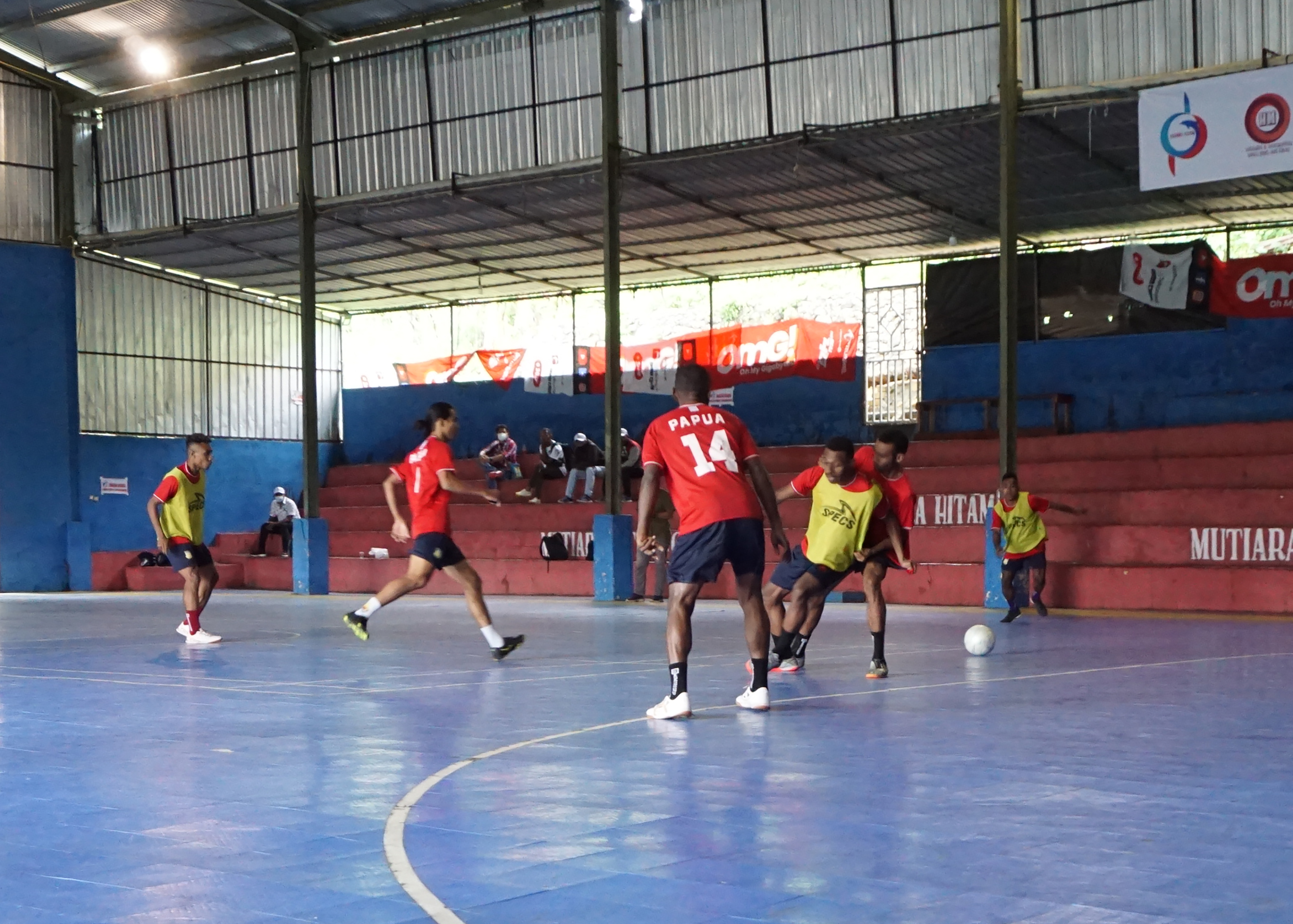Persiapan menghadapi PON XX Papua, atlet futsal Papua berlatih di lapangan futsal Mutiara Hitam Polimak, Kota Jayapura, Papua. 