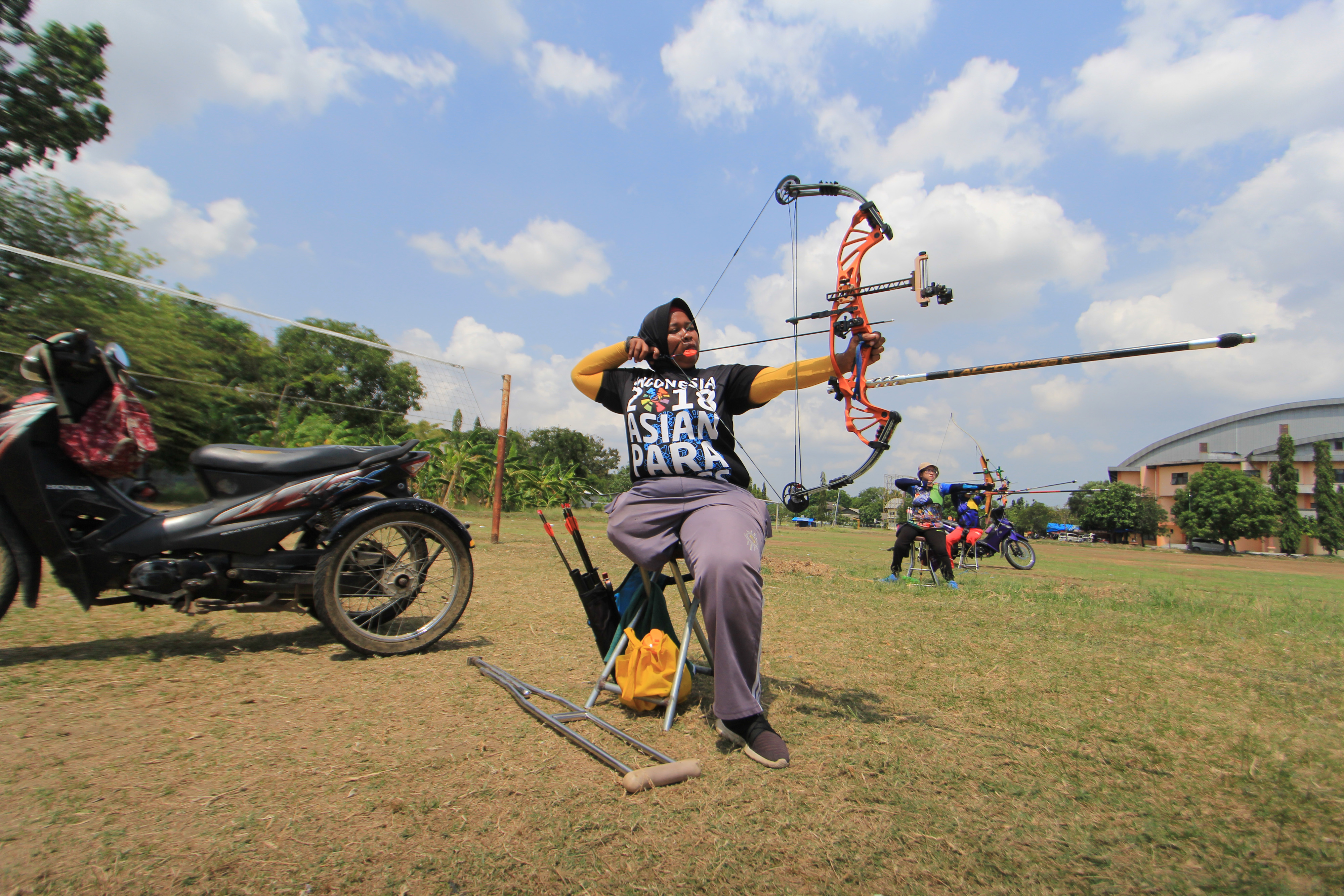  Atlet panahan disabilitas Indramayu berlatih di lapangan GOR Singalodra, Indramayu, Jawa Barat, Selasa (13/10/2020).