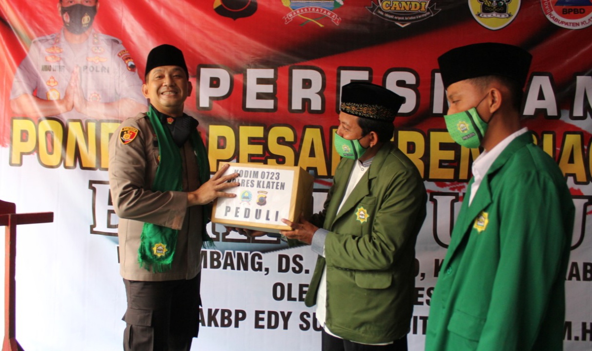 Kapolres AKB Edy Suranta Sitepu menyerahkan bantuan kepada pengasuh Pondok Pesantren Bahrul Uluum.