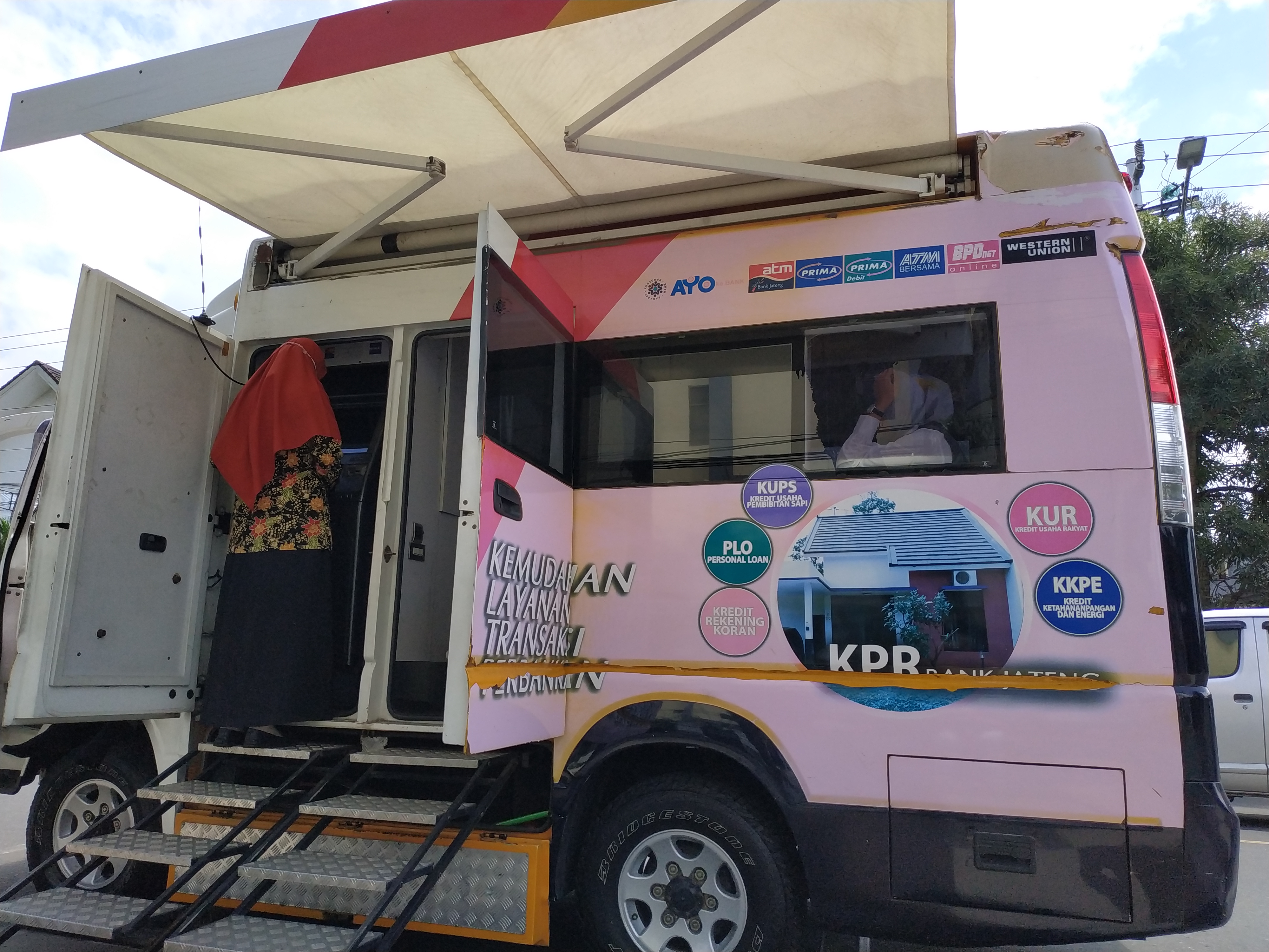 Seorang warga Temanggung melakukan transaksi perbankan di ATM Bergerak milik Bank Jateng, Selasa (16/3/2021)