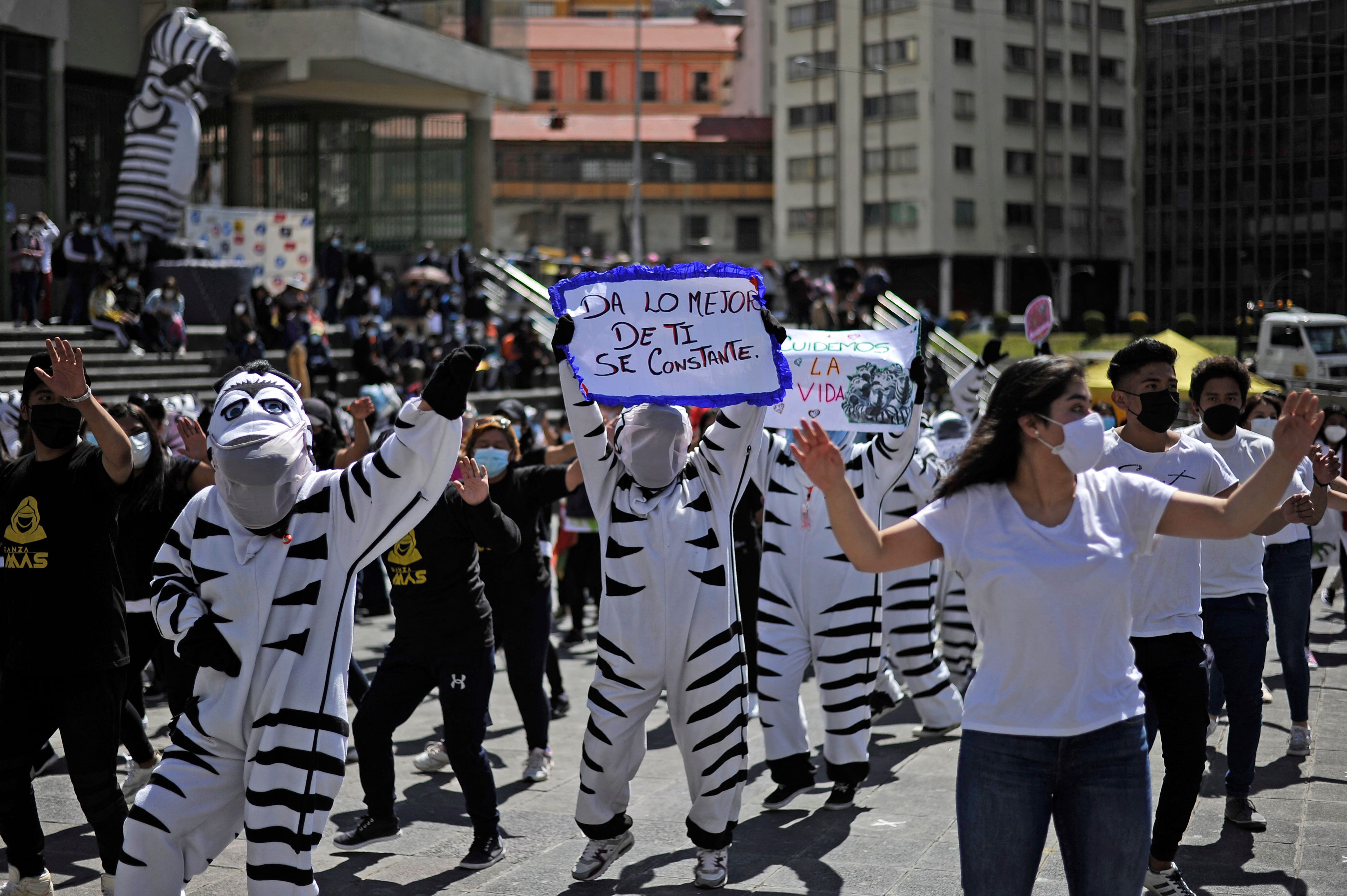 Sejumlah warga ambil bagian dalam aksi menari bersama untuk meningkatkan kekuatan dan harapan di tengah pandemi di La Paz, Bolivia.