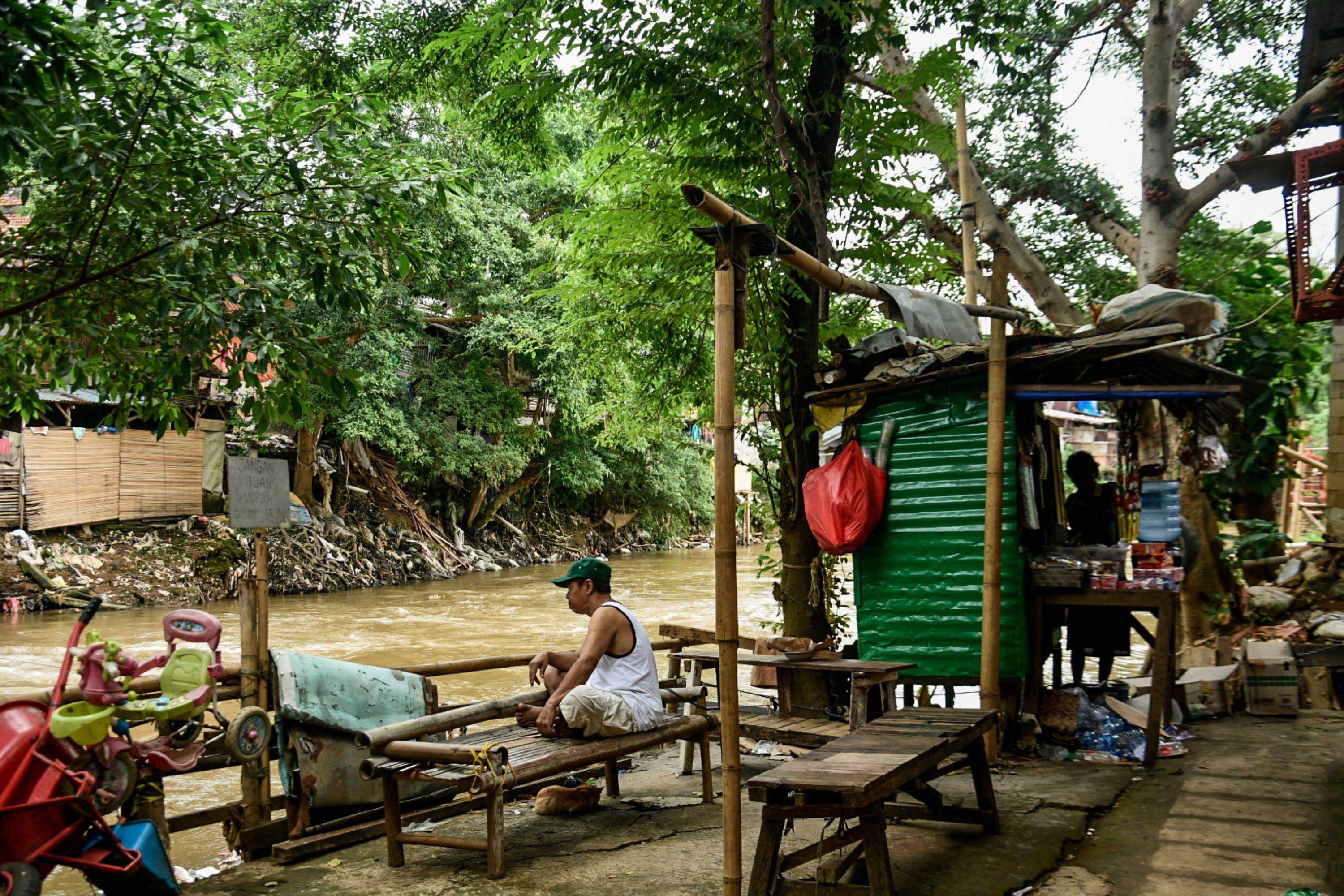 Aktivitas warga di bantaran Sungai Ciliwung yang berlokasi di kawasan Kampung Melayu, Jakarta.