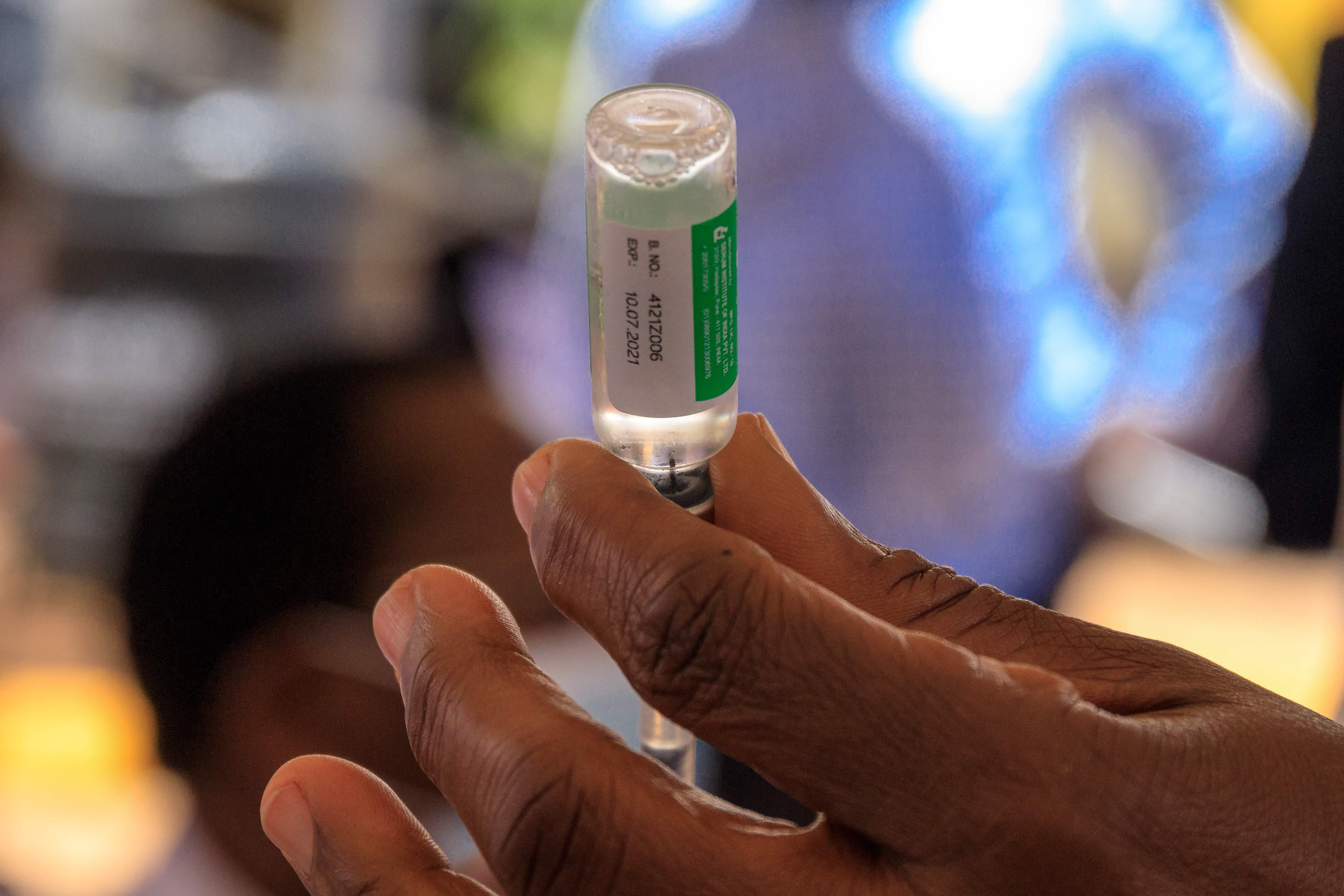 Vaksinator sedang memasukkan vaksin-19 buatan AstraZeneca ke suntikan di RS Mulago, Kampala, Uganda, Rabu (10/3/2021).