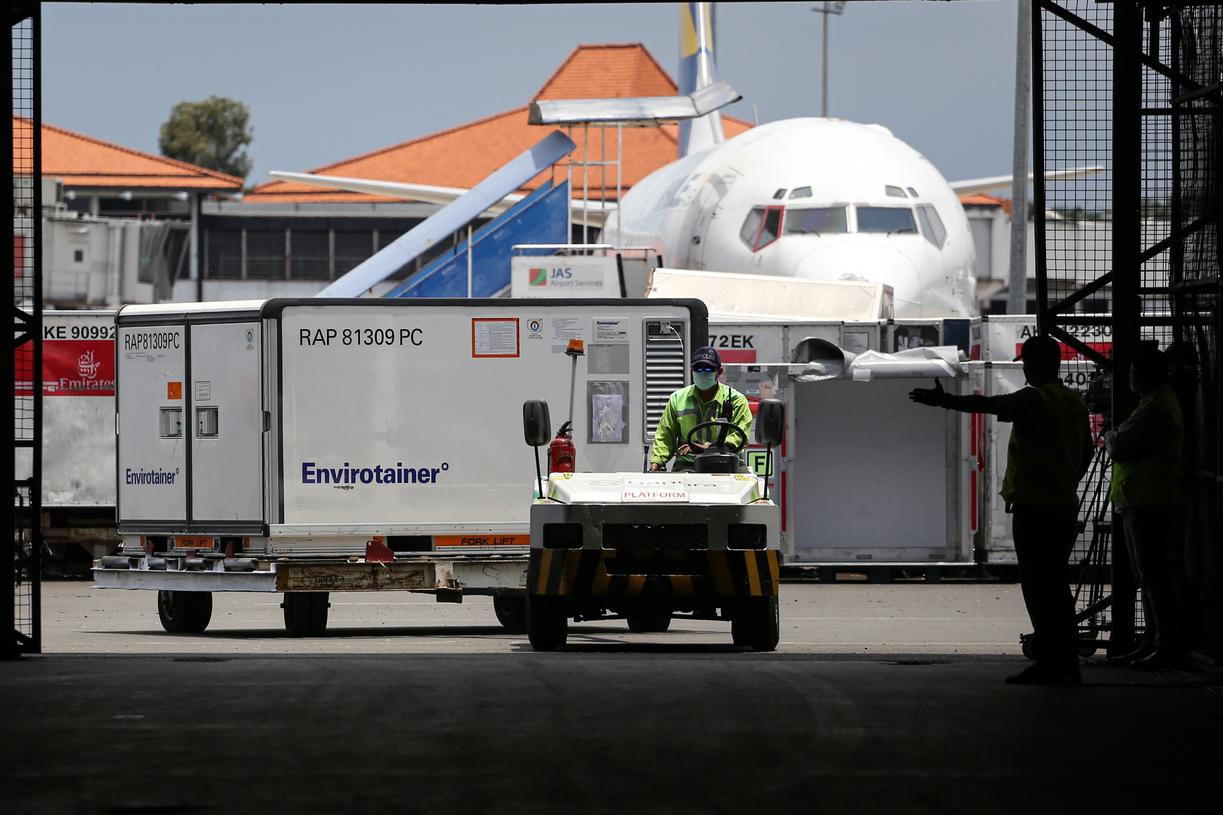 Petugas cargo membawa envirotainer berisi vaksin covid-19 buatan Sinovac.
