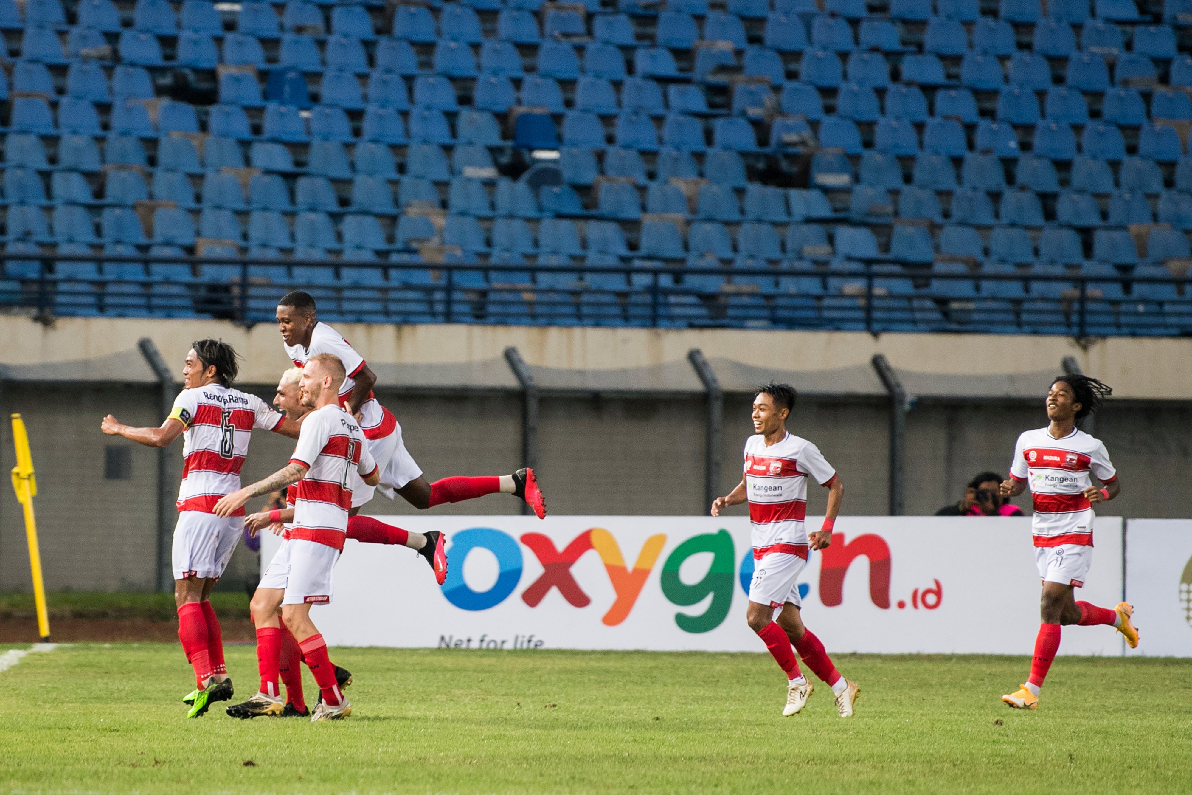 Tim pesepak bola Madura United merayakan kemenangan usai mencetak gol ke gawang PSS Sleman