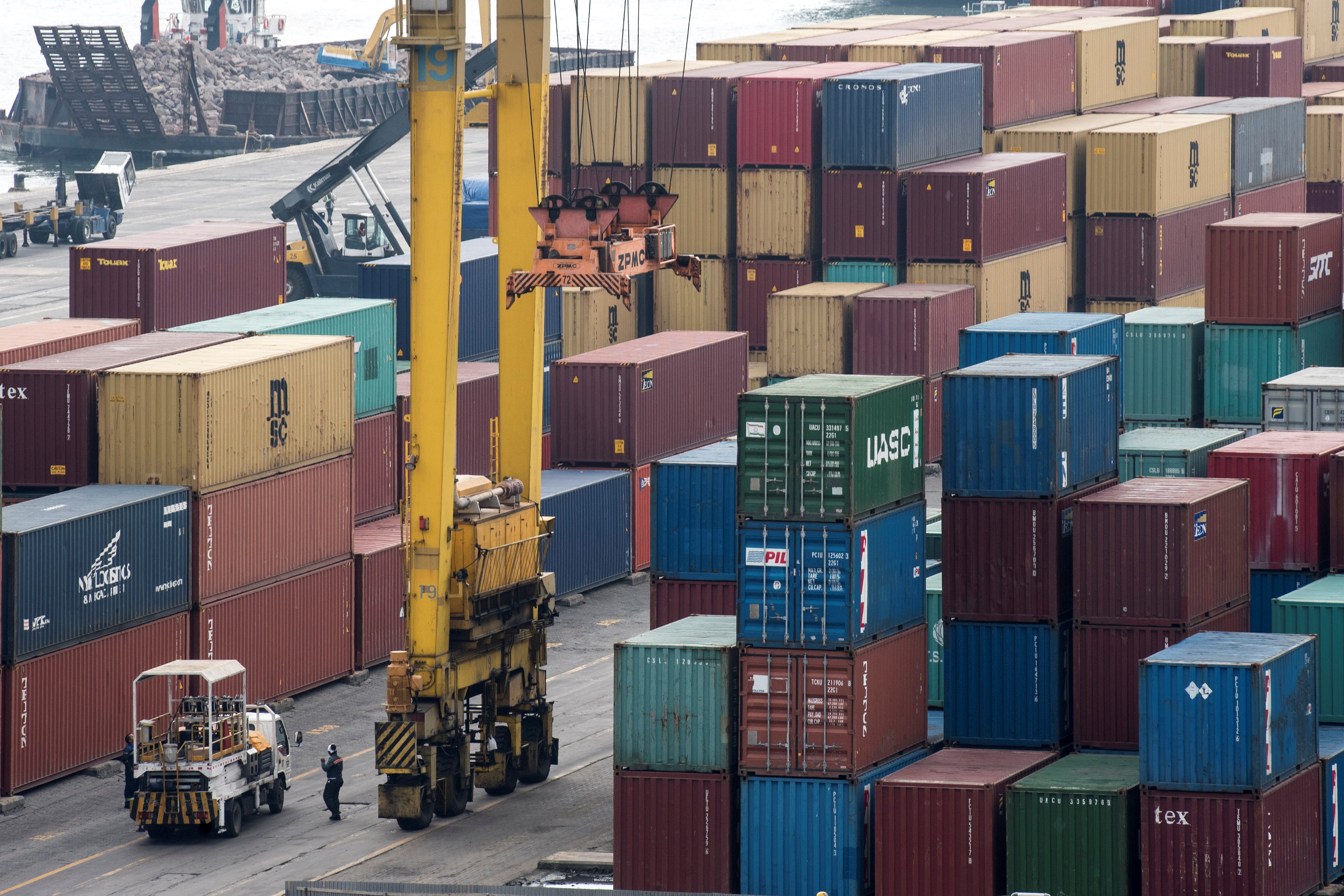 Pekerja mengamati bongkar muat peti kemas di Jakarta International Container Terminal (JICT), Jakarta, beberapa waktu lalu.