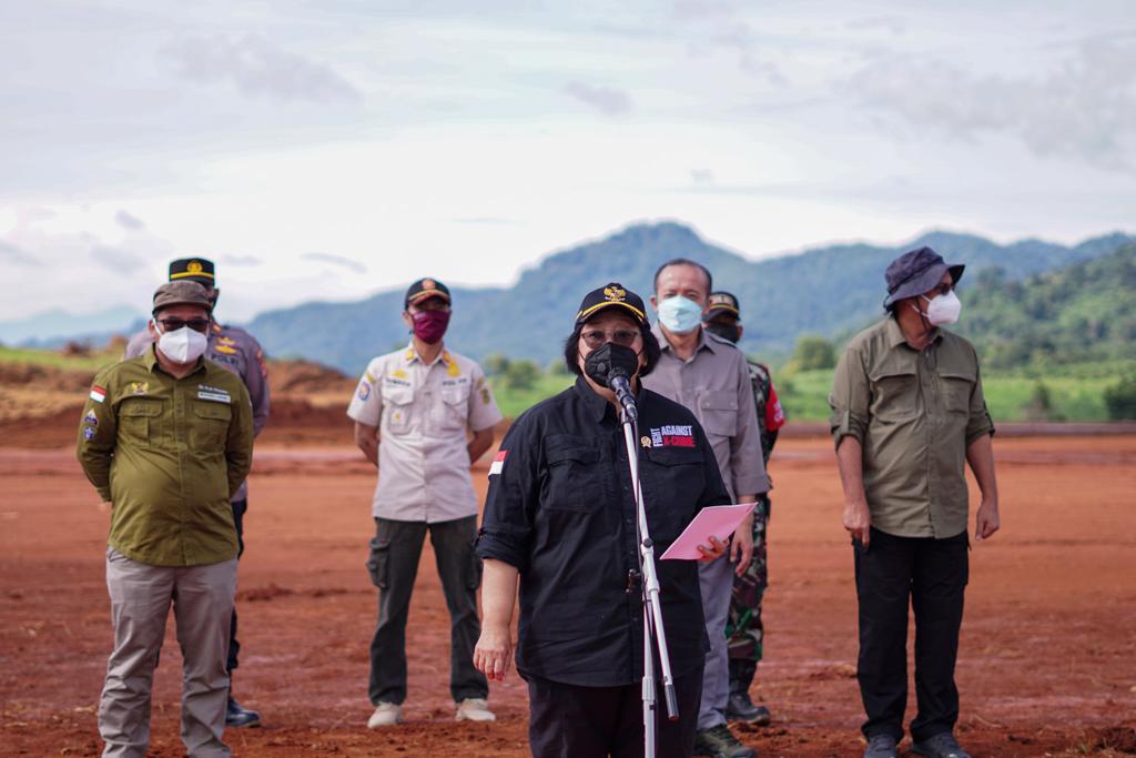Menteri LHK Siti Nurbaya dan Wamen LHK Alue Dohong dalam acara peringatan Hari Bakti Rimbawan ke-38 pada tahun 2021.