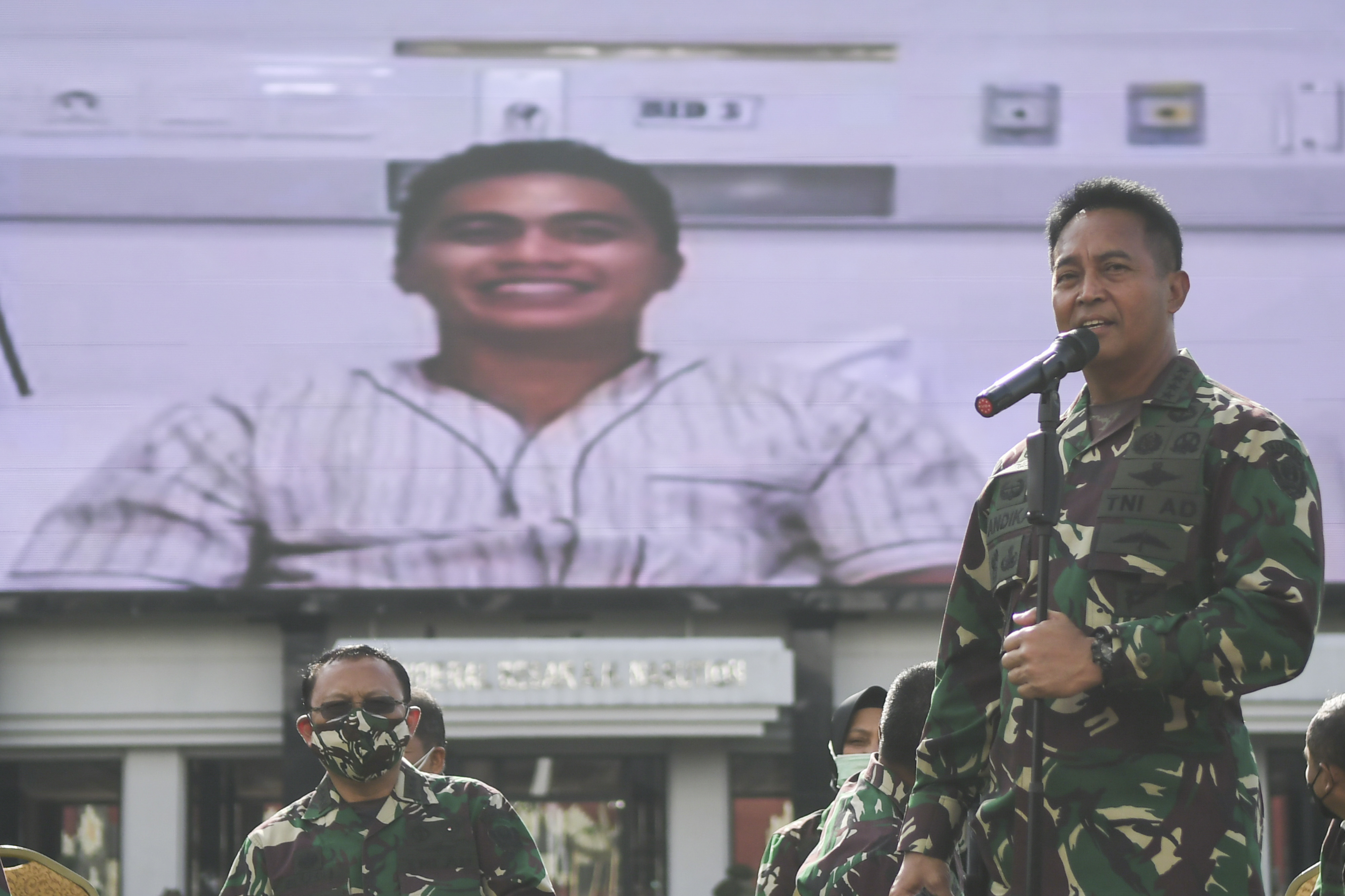 Kepala Staf Angkatan Darat (Kasad) Jenderal TNI Andika Perkasa (tengah) memperkenalkan Serda Aprilia Manganang via videotron