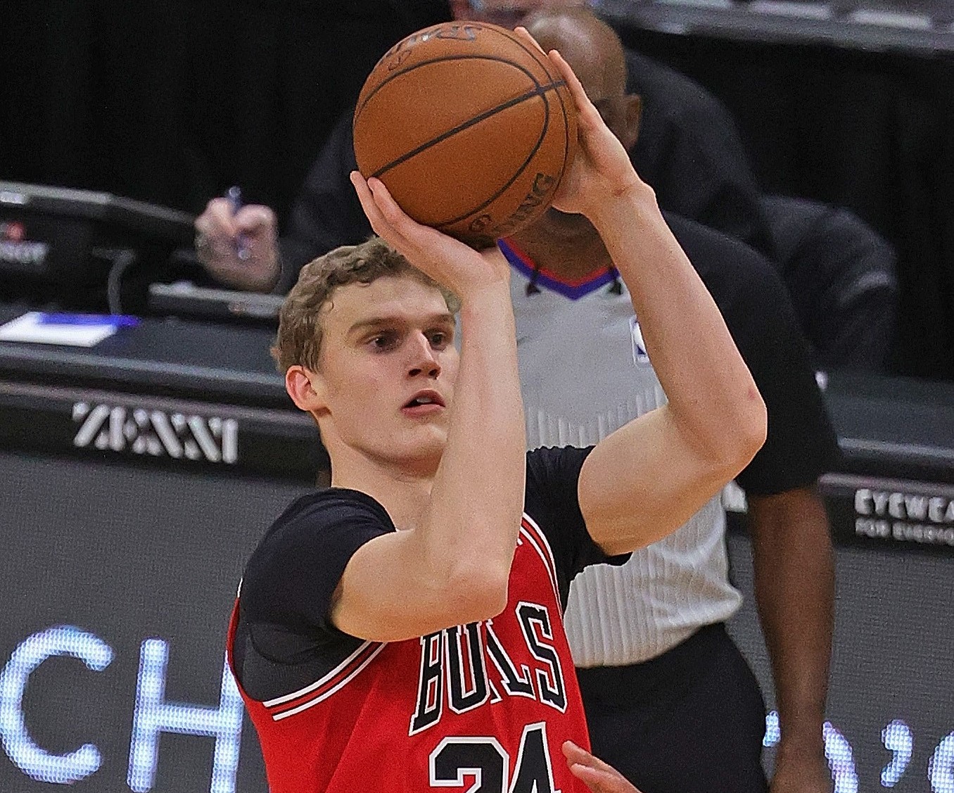 Lauri Markkanen dari Chicago Bulls siap melakukan tembakan.  