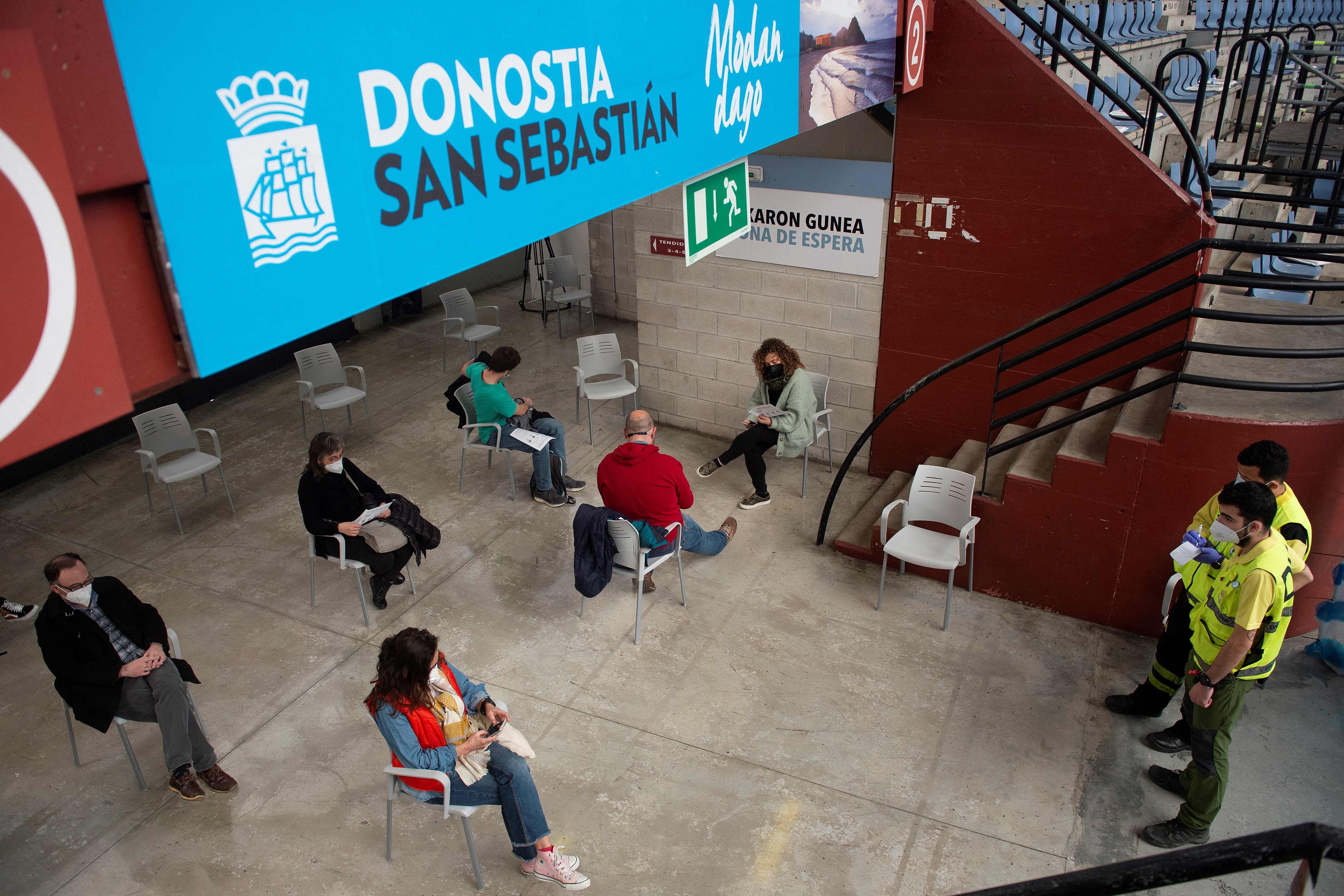 Warga mengantri untuk divaksinasi covid-19 di Donostia Arena, San Sebastian, Spanyol, Selasa (2/3/2021).