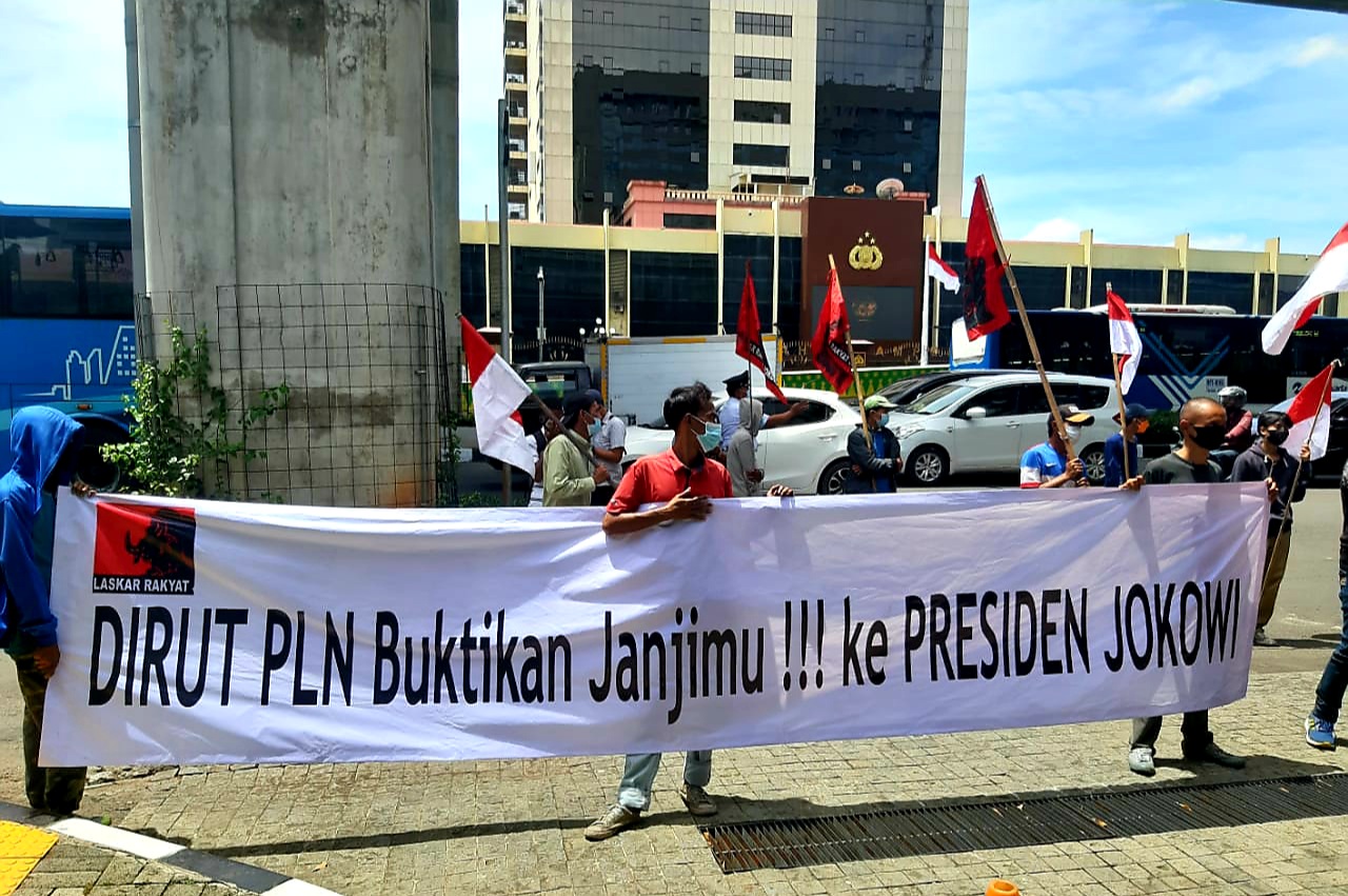 Laskar Rakyat Jokowi mendatangi kantor PLN pusat di Jakarta Selatan, Rabu (24/3/2021) menagih janji PLN karena masih ada pemadaman bergilir.