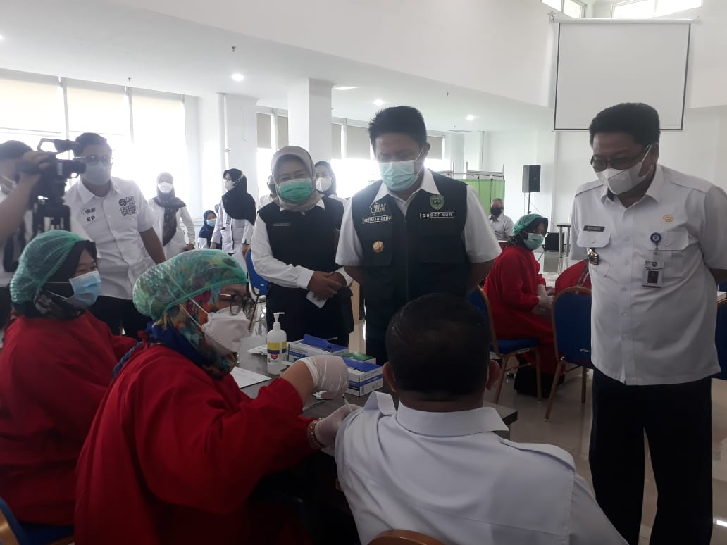 Gubernur Herman Deru meninjau pelaksanaan vaksinasi bagi guru dan tenaga pendidik tingkat SMA, wilayah Palembang, di RSUD Provinsi Sumsel, R